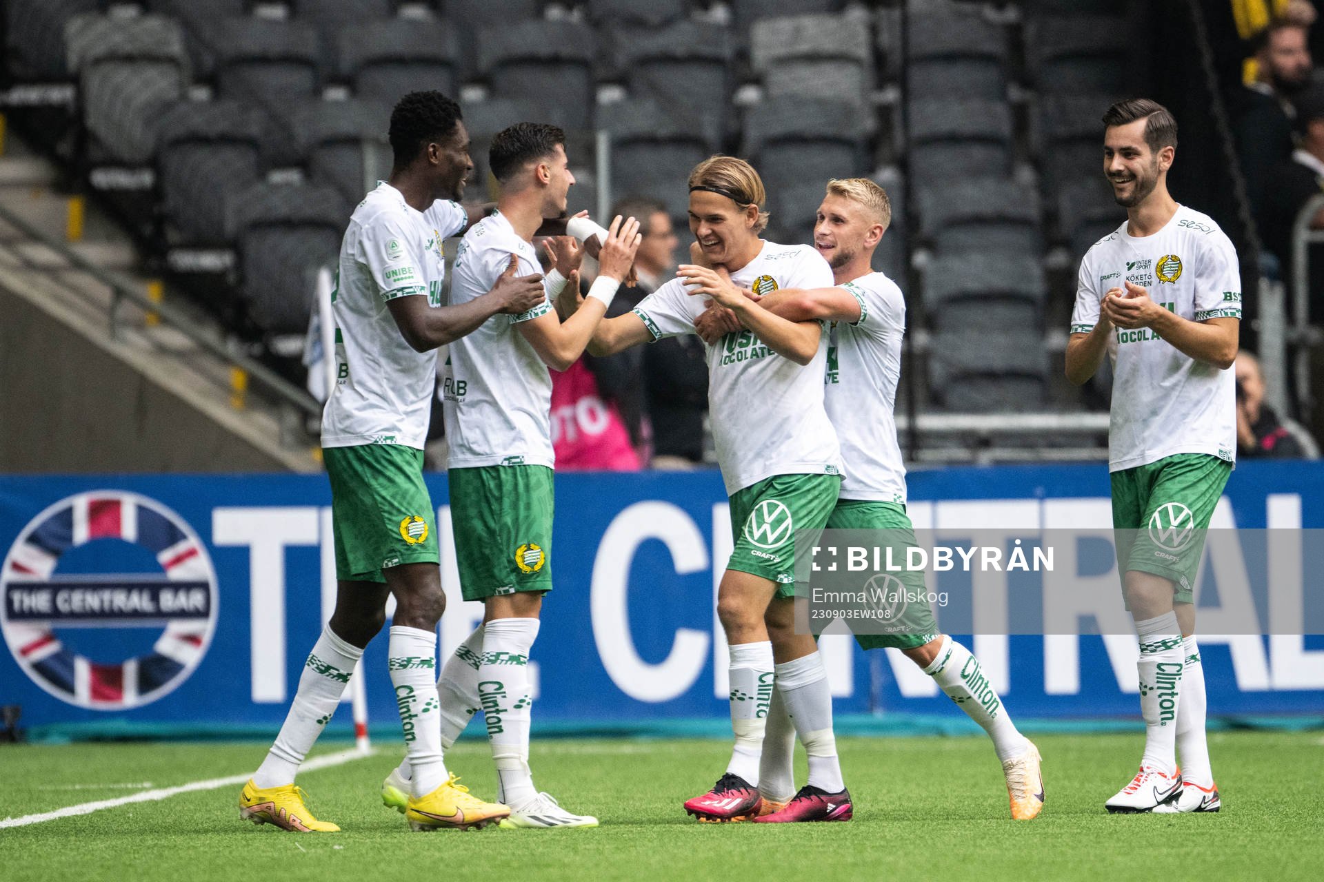 Hammarbys Viktor Djukanovic jublar med Nathaniel Adjei,