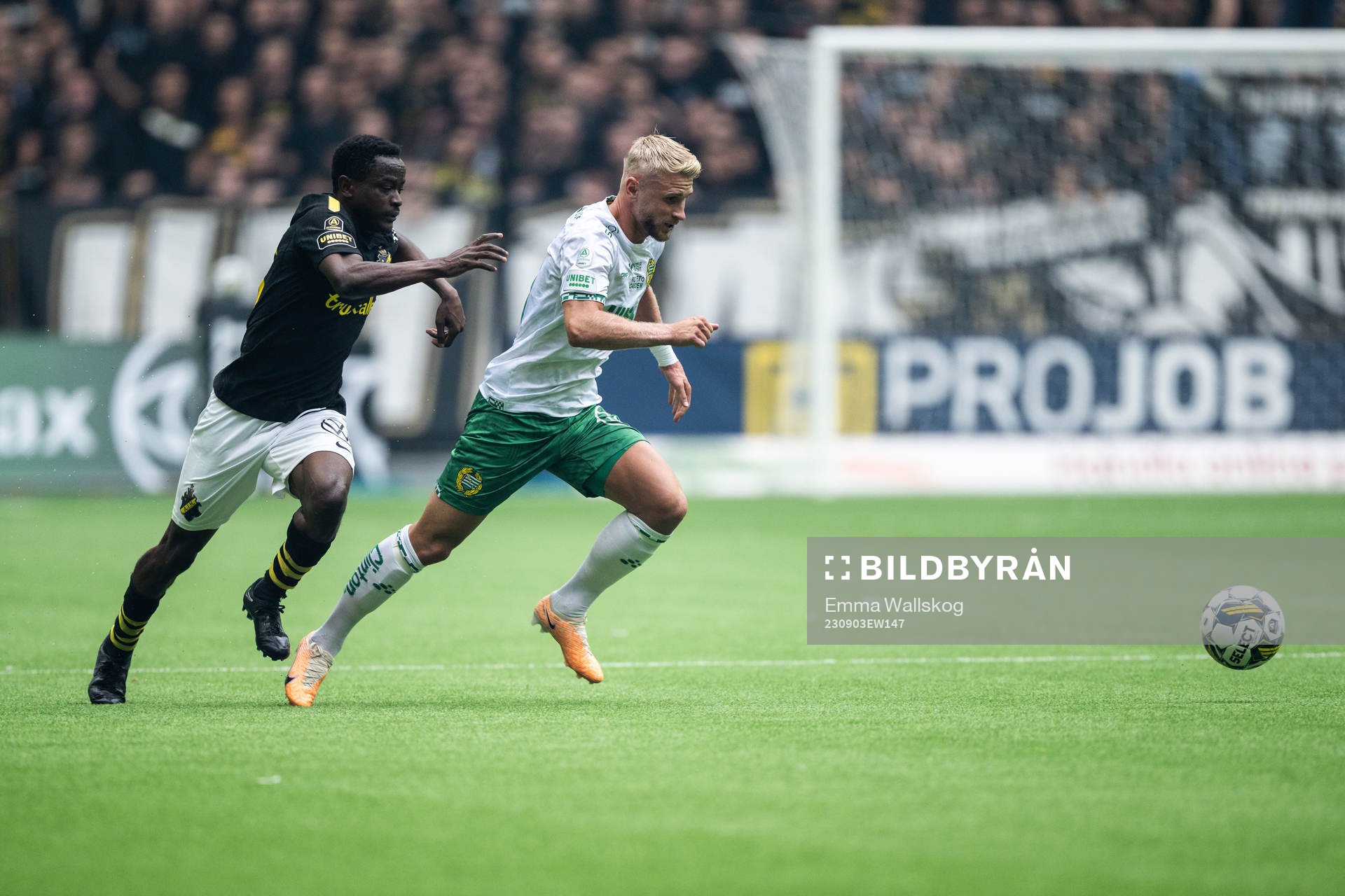 AIKs Erick Otieno och Hammarbys Simon Strand under fotbollsmatchen i Allsvenskan mellan Hammarby och AIK den 3 september 2023 i Stockholm. 