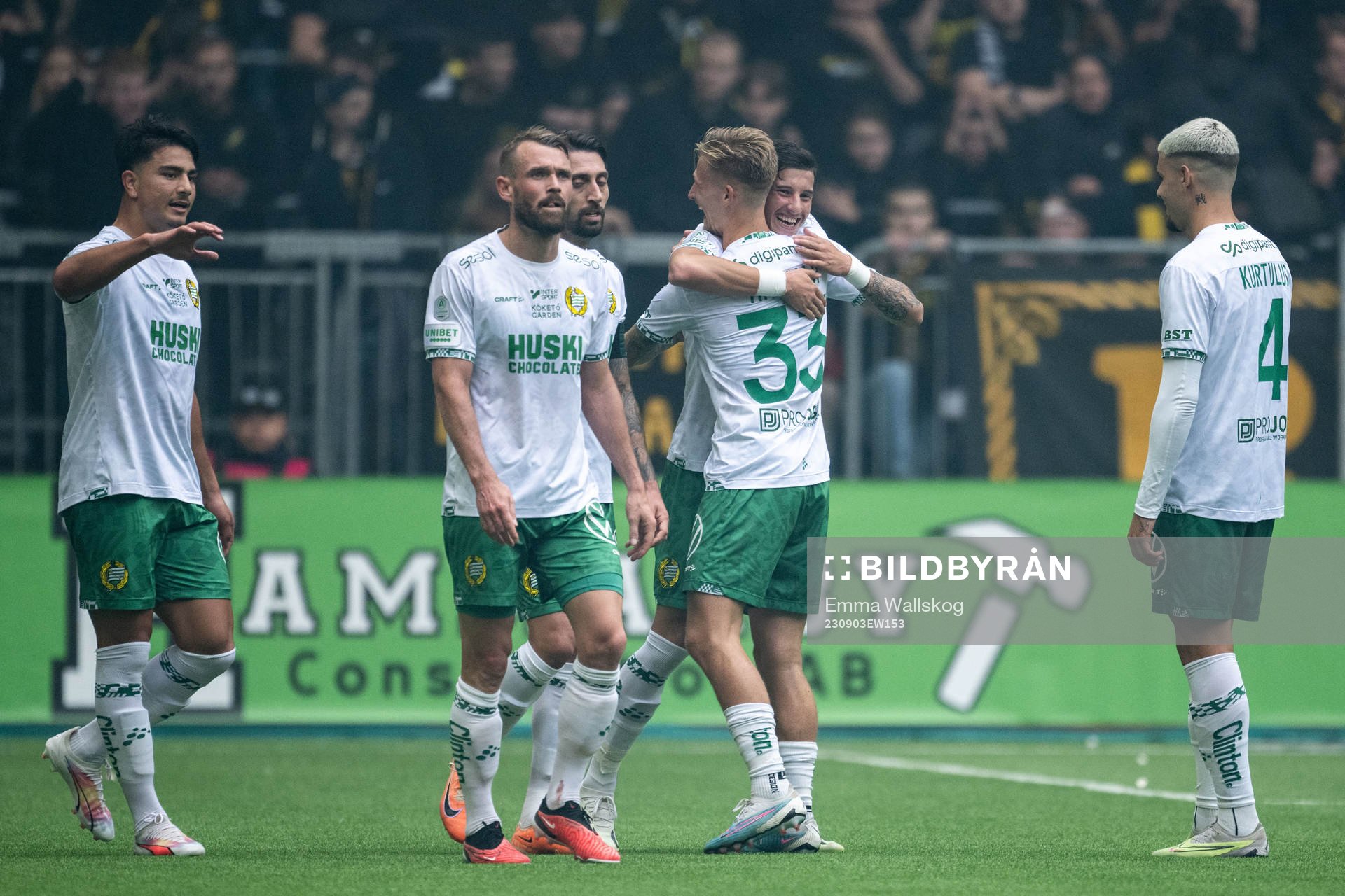 Hammarbys Viktor Djukanovic jublar med Fredrik Hammar efter 3-1 under fotbollsmatchen i Allsvenskan mellan Hammarby och AIK den 3 september 2023 i Stockholm.
