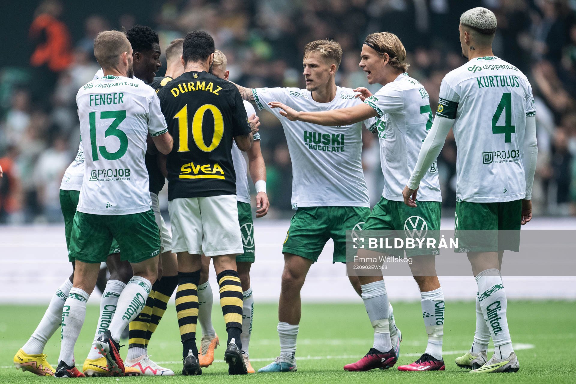 AIKs Jimmy Durmaz och Hammarbys Simon Strand efter fotbollsmatchen i Allsvenskan mellan Hammarby och AIK den 3 september 2023 i Stockholm. 