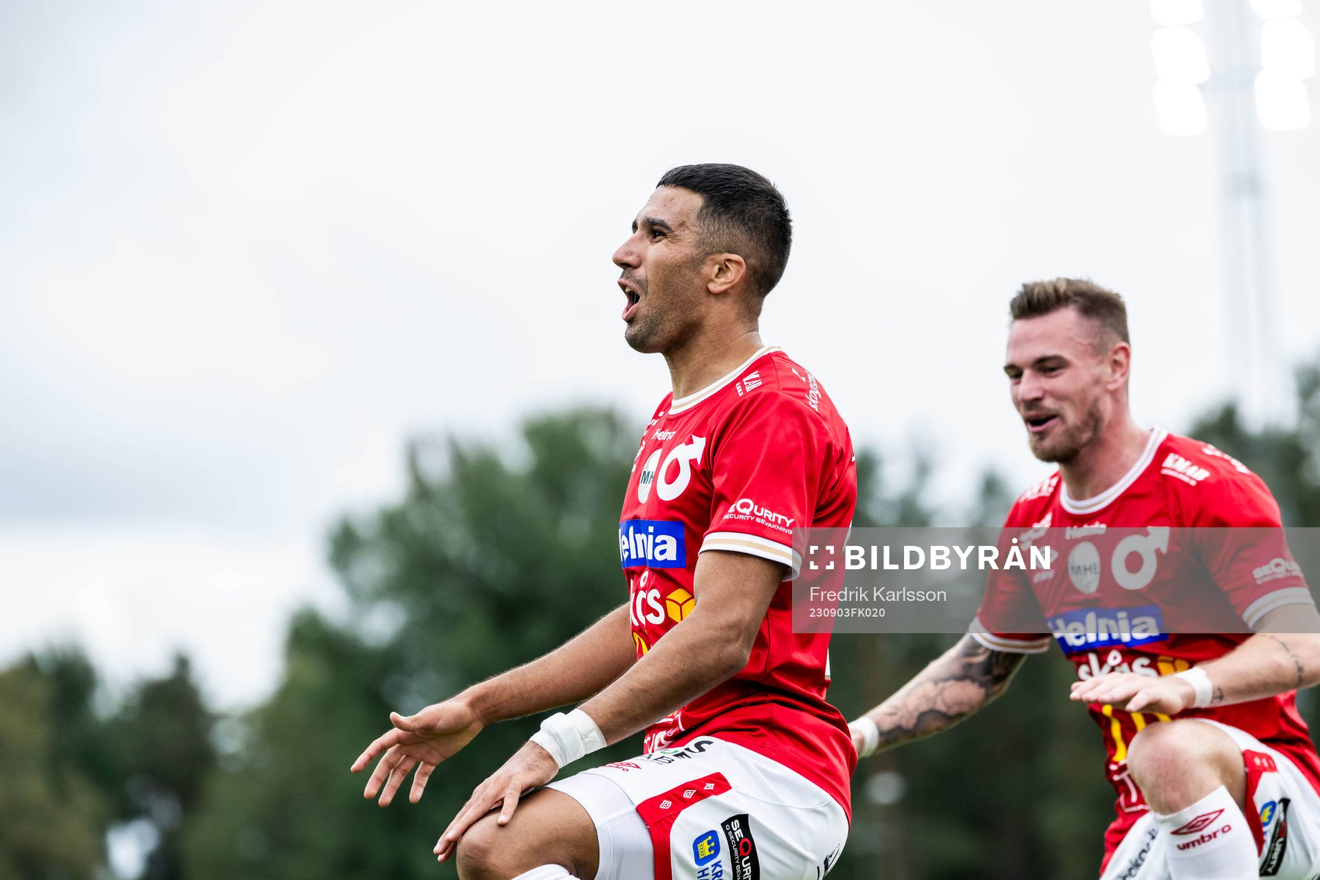 Degerfors Elyas Bouzaiene jublar med Rasmus Örqvist