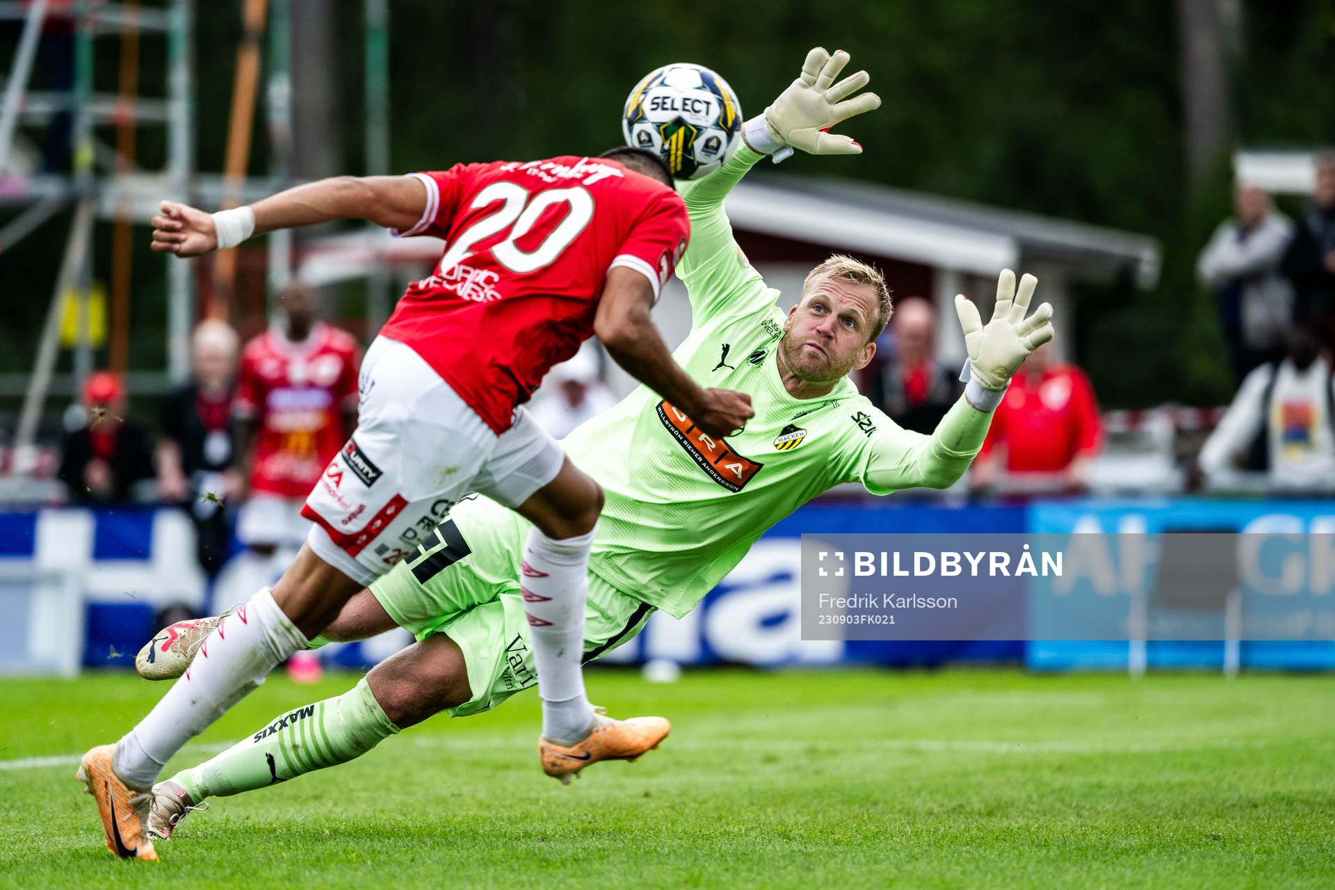 Degerfors Elyas Bouzaiene gör 1-0 bakom Häckens målvakt