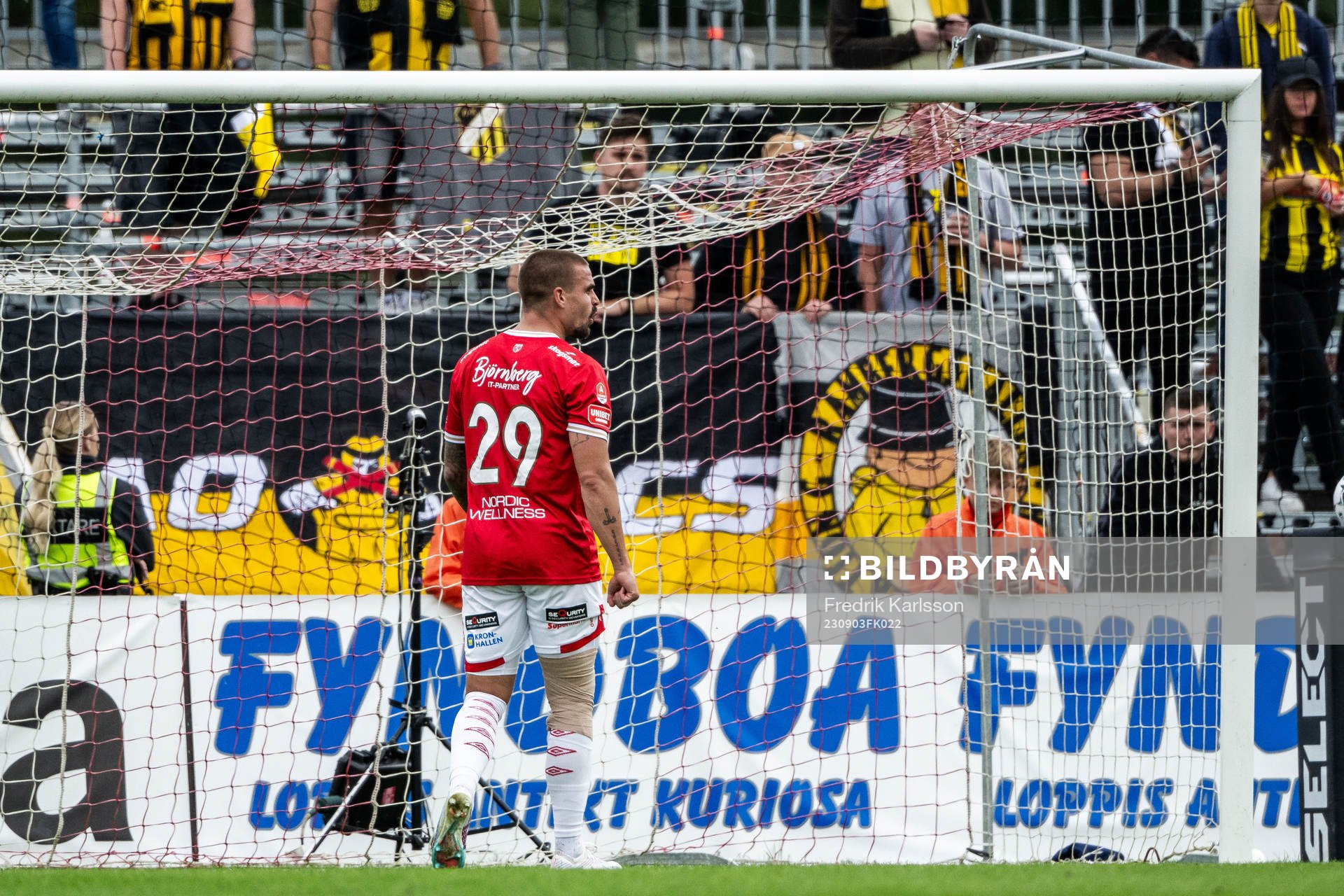 Degerfors Douglas Bergqvist lämnar planen