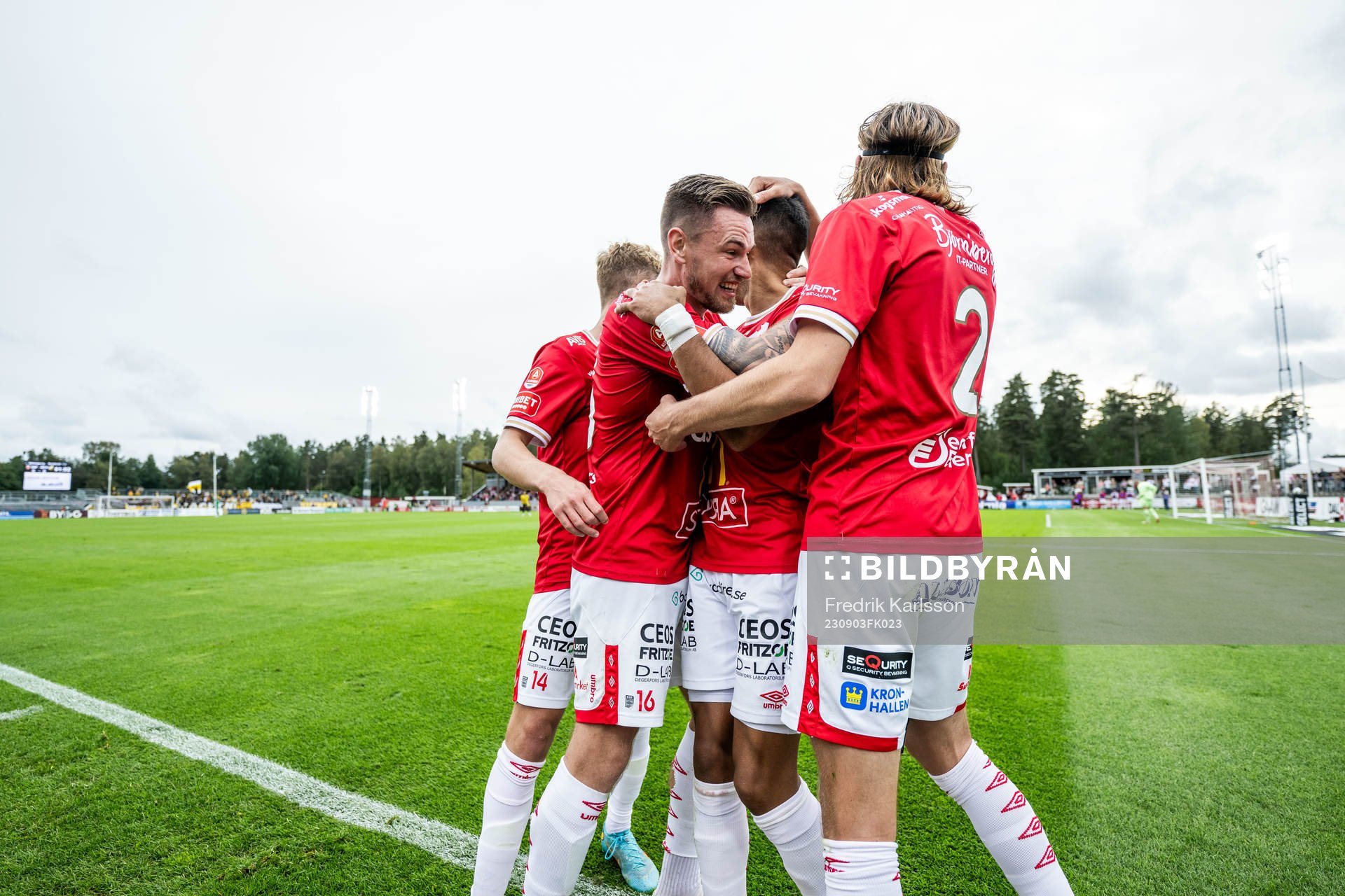 Degerforss Elyas Bouzaiene jublar med lagkamrater