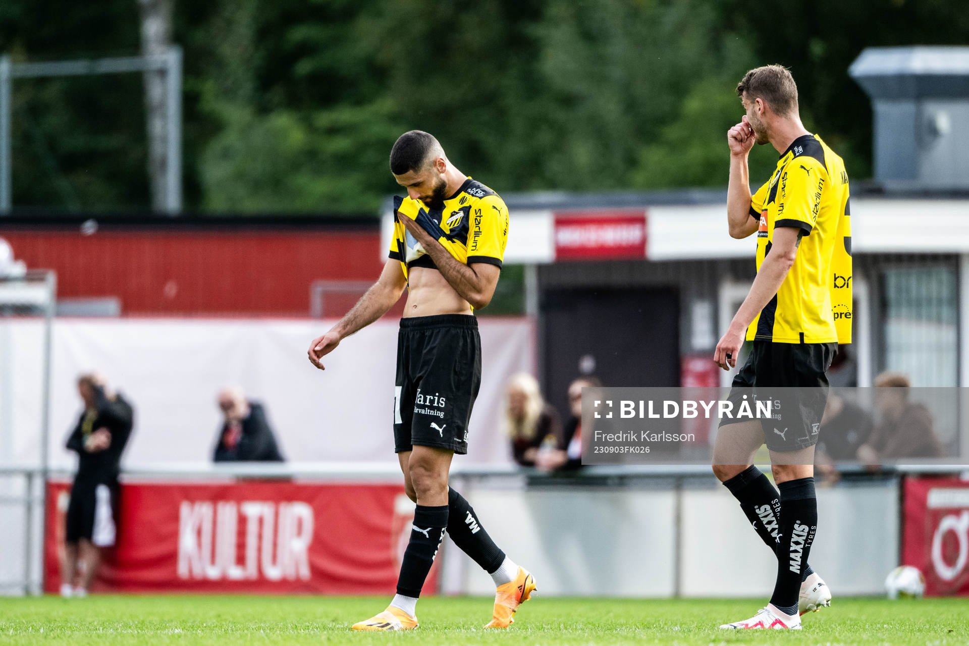 Häckens Aiham Ousou och Johan Hammar deppar
