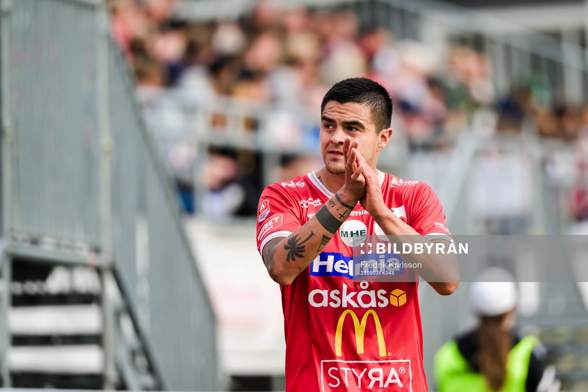 Degerfors Diego De Jesus Campos Ballestero tackar publiken