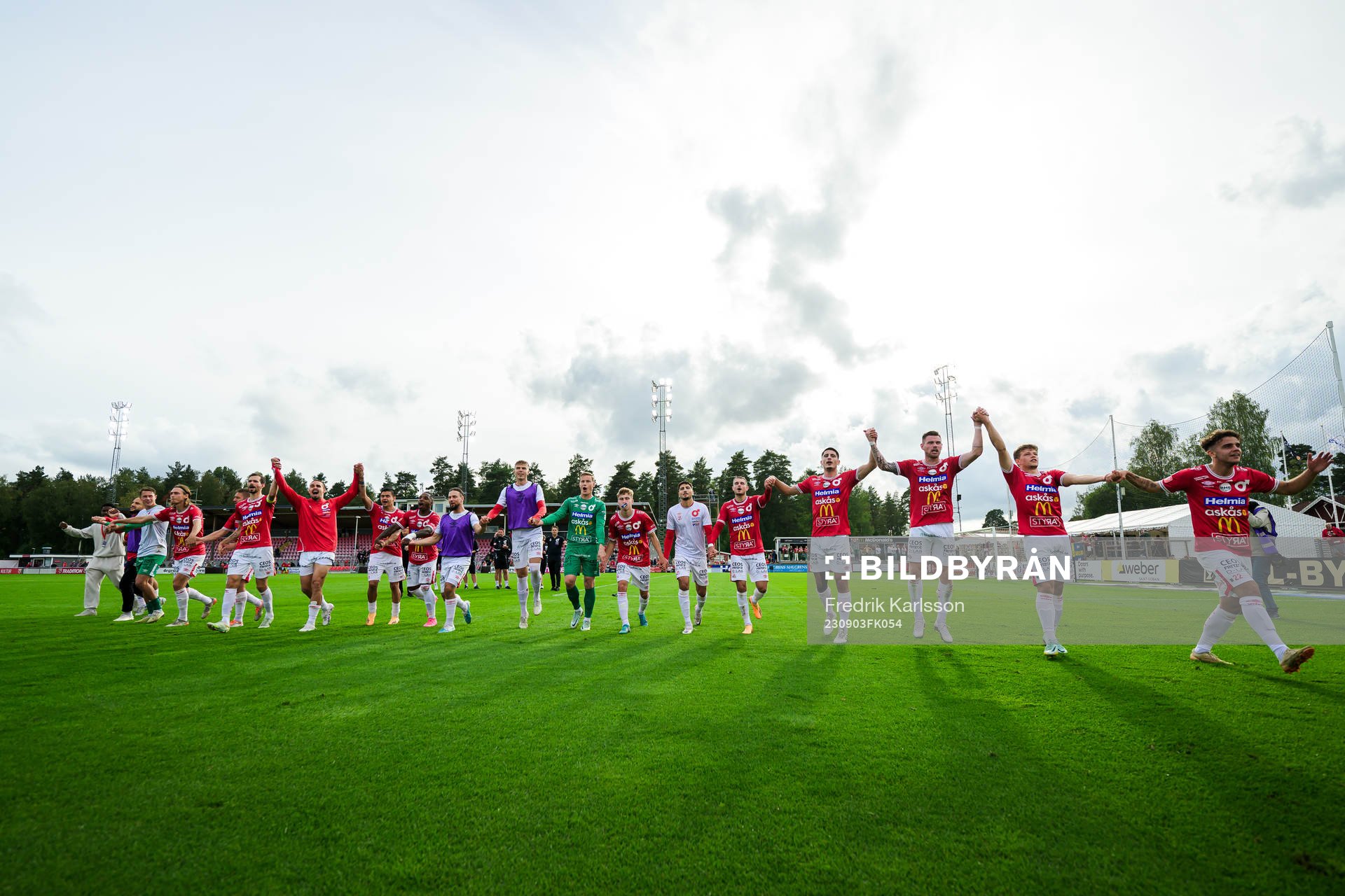 Degerfors spelare jublar och tackar publiken