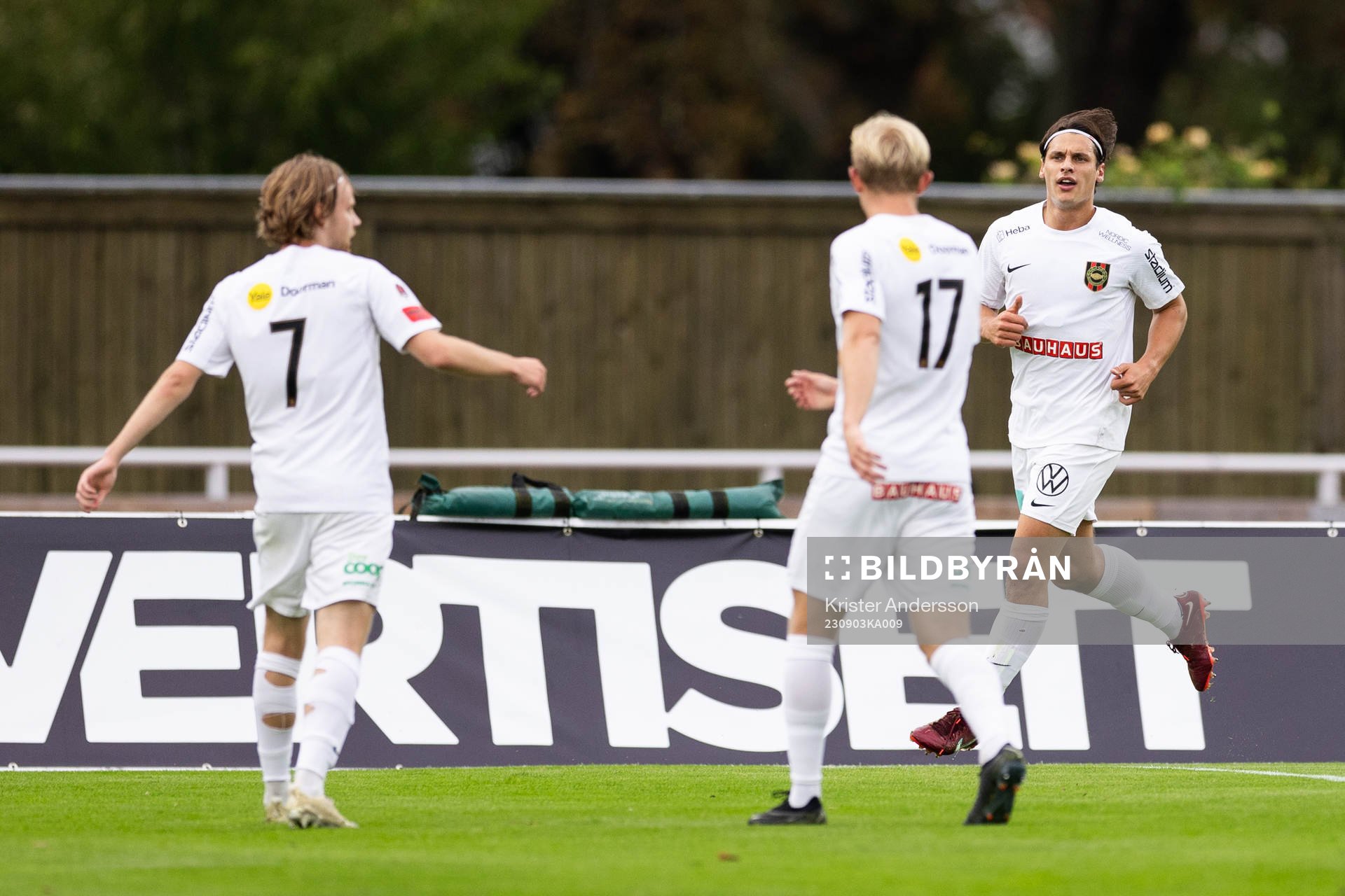 Brommapojkarnas Kevin Ackermann jublar