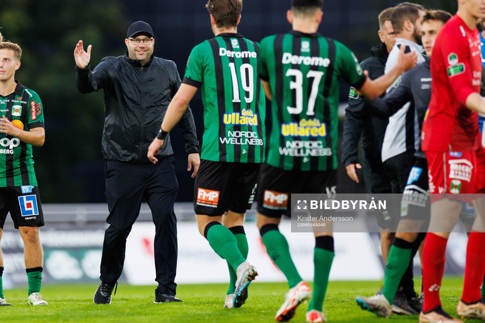 Varbergs tränare Martin Skogman jublar