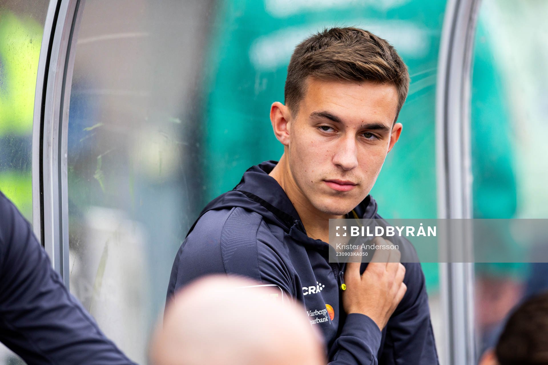Varbergs Anton Kurochkin på bänken före fotbollsmatchen