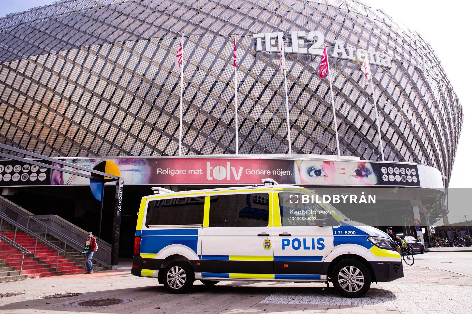 En polisbil utanför Tele2 Arena