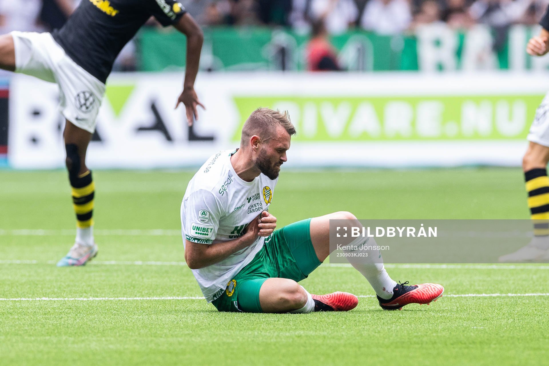 Hammarbys Mads Fenger Nielsen har ont under fotbollsmatchen i Allsvenskan mellan Hammarby och AIK den 3 september 2023 i Stockholm. 