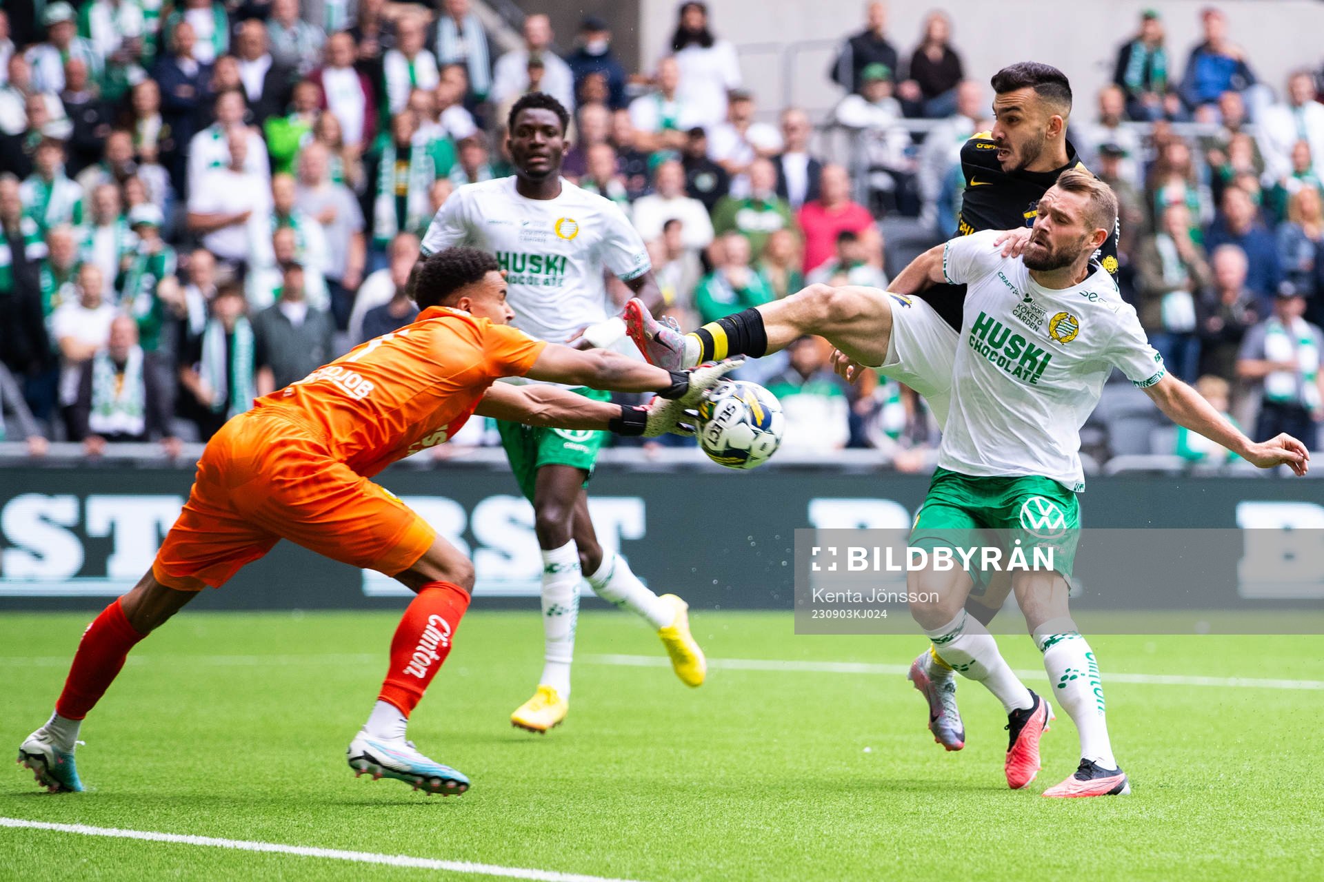 AIKs Ioannis Pittas mot Hammarbys Mads Fenger och målvakt