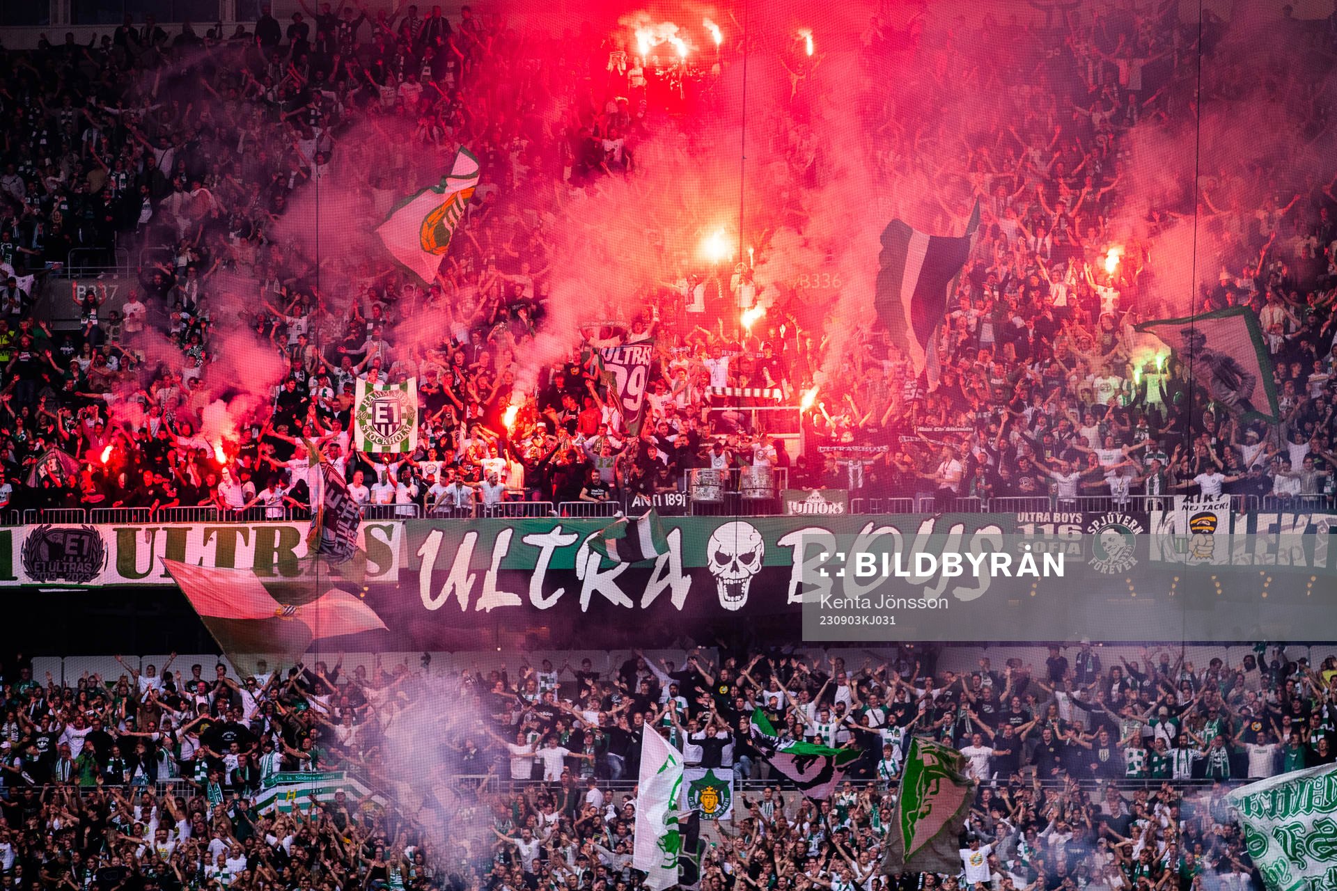Hammarbys supportrar med pyroteknik