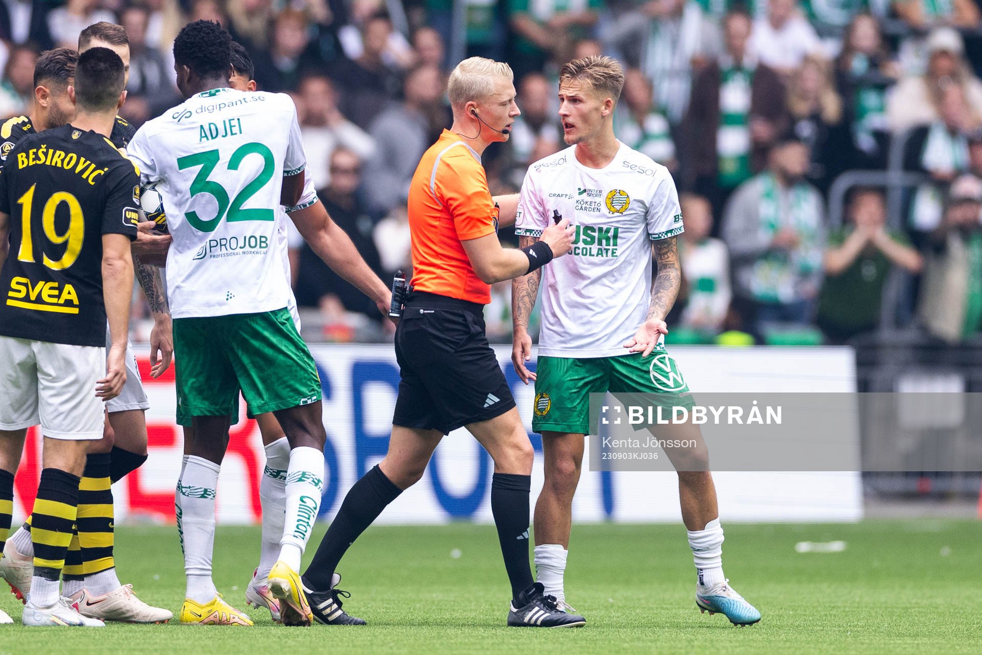 Hammarbys Fredrik Hammar och Domare Adam Ladebäck