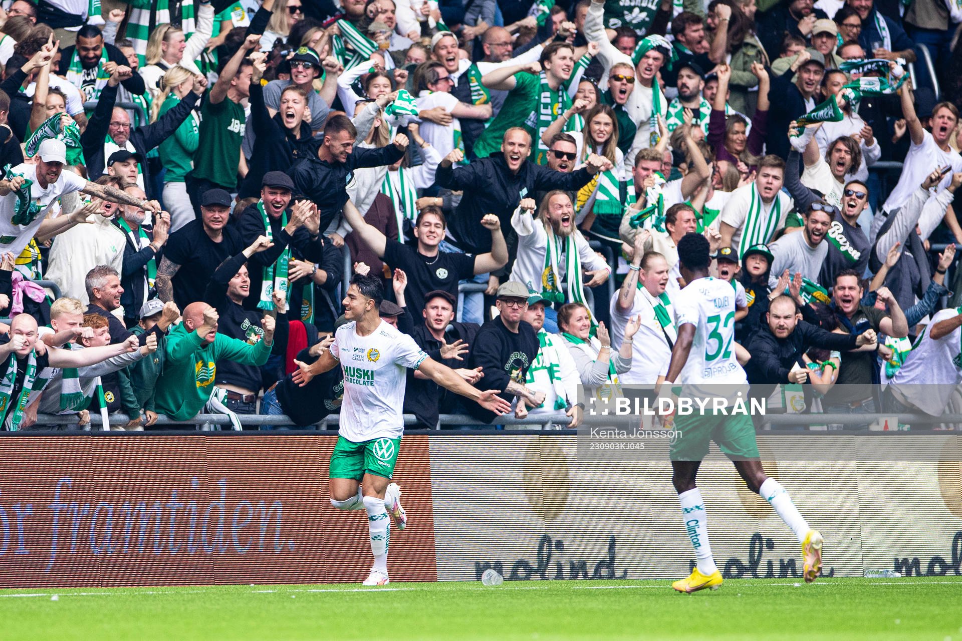 Hammarbys Jusef Erabi jublar med supportrar