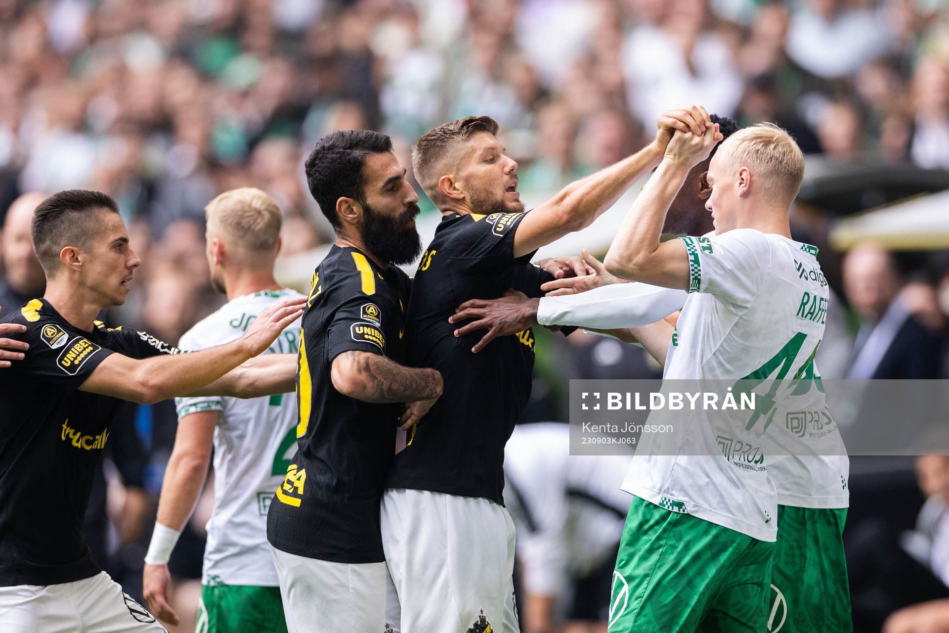 AIK:s Jimmy Durmaz och Anton Saletros i ett gruff med Hammarbys Marcus Rafferty under fotbollsmatchen i Allsvenskan mellan Hammarby och AIK den 3 september 2023 i Stockholm.