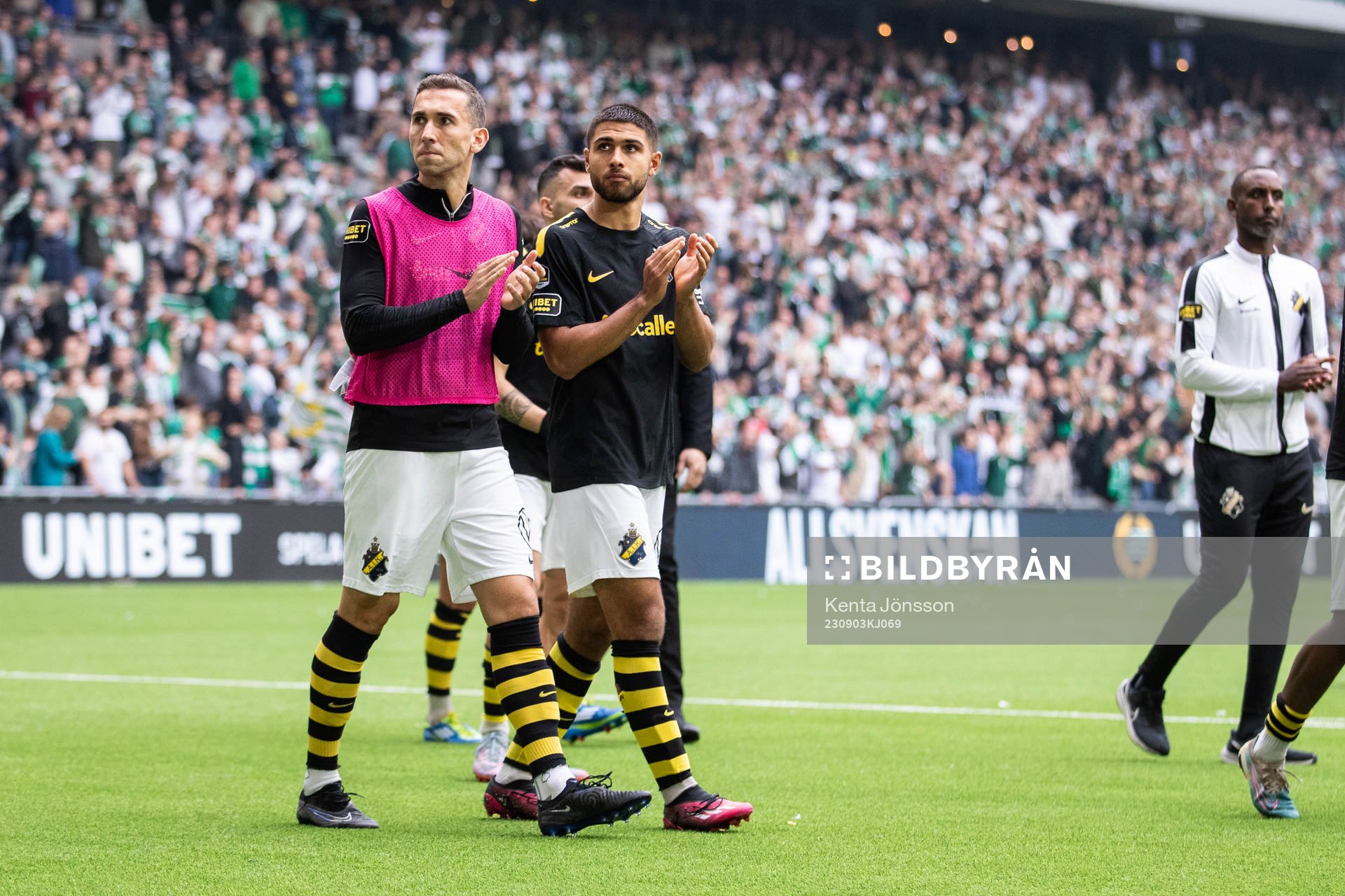 AIKs Benjamin Tiedemann Hansen och Omar Faraj deppar