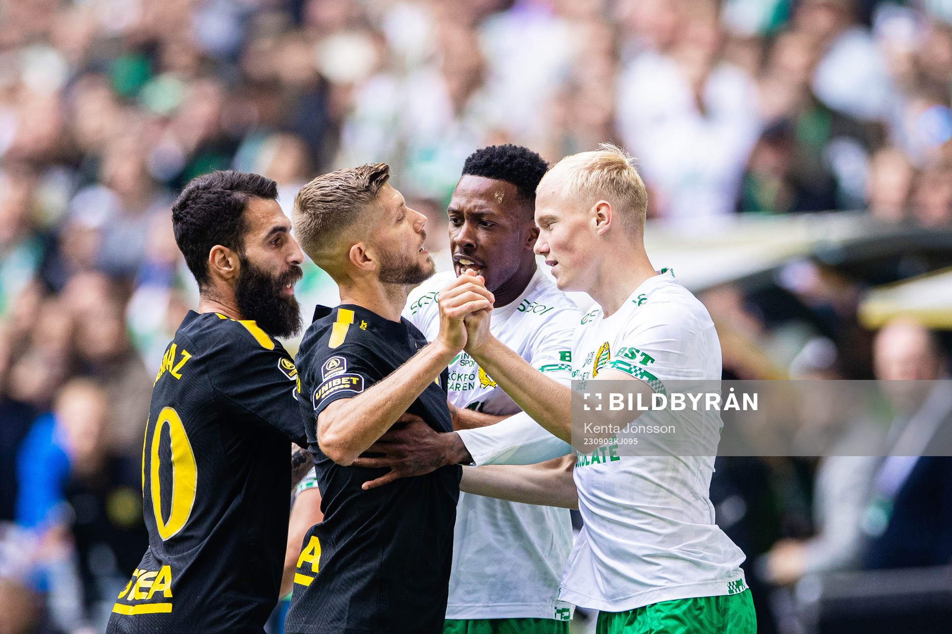s Jimmy Durmaz och Anton Saletros i ett gruff med Hammarbys