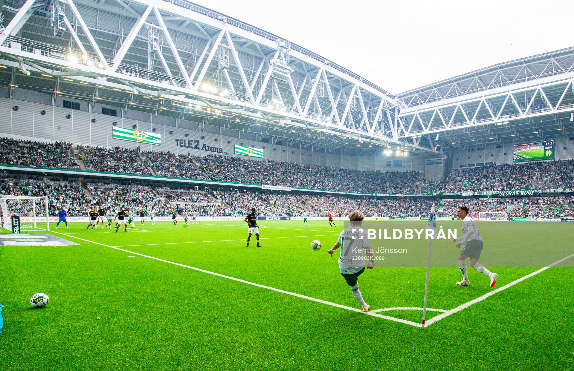 Hammarbys August Mikkelsen med en hörna på Tele2 Arena