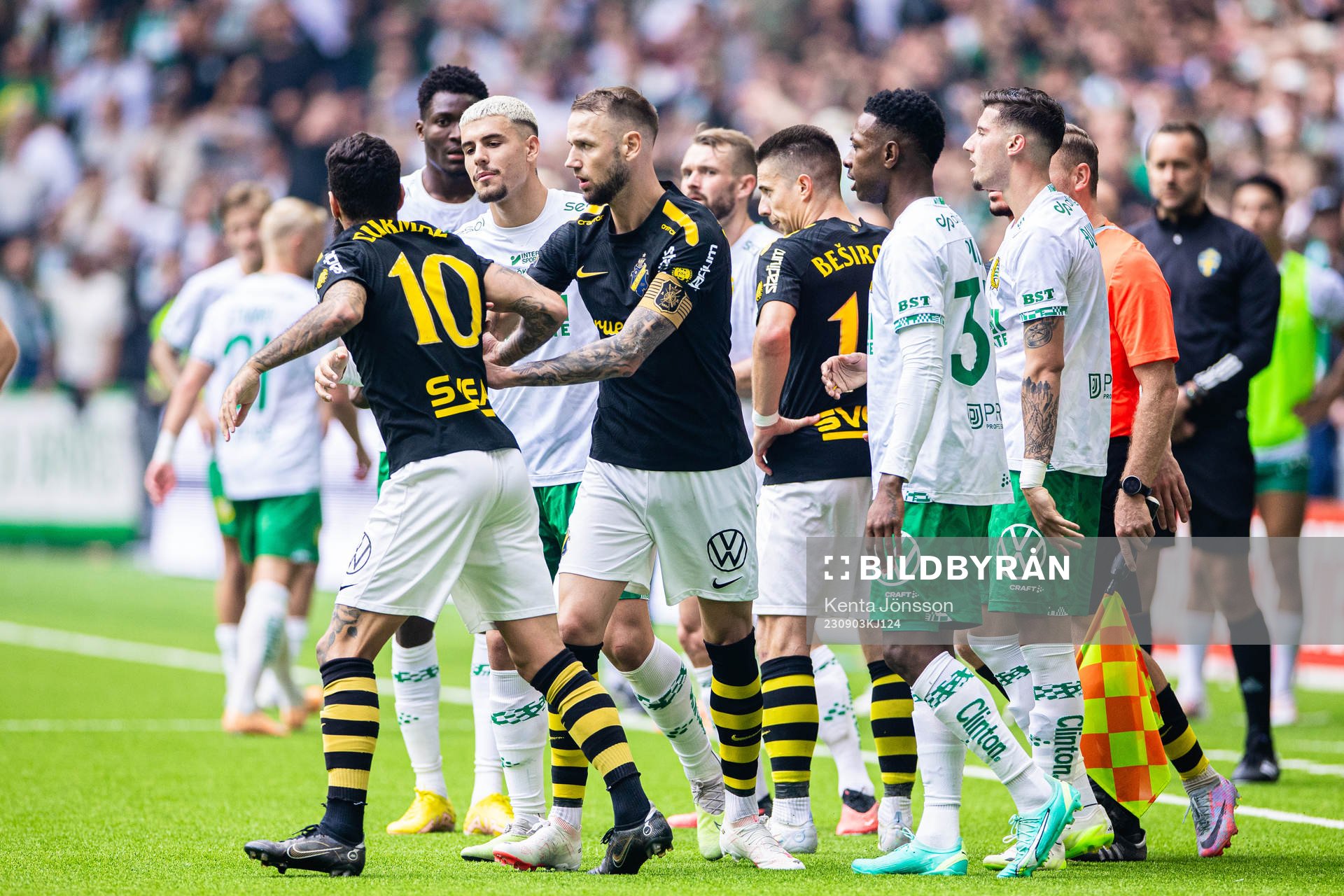 s Jimmy Durmaz och Alexander Milosevic i diskussion med