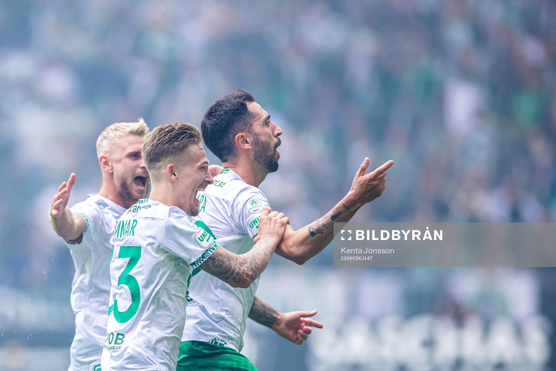 Hammarbys Nahir Besara jublar med Fredrik Hammar och Simon