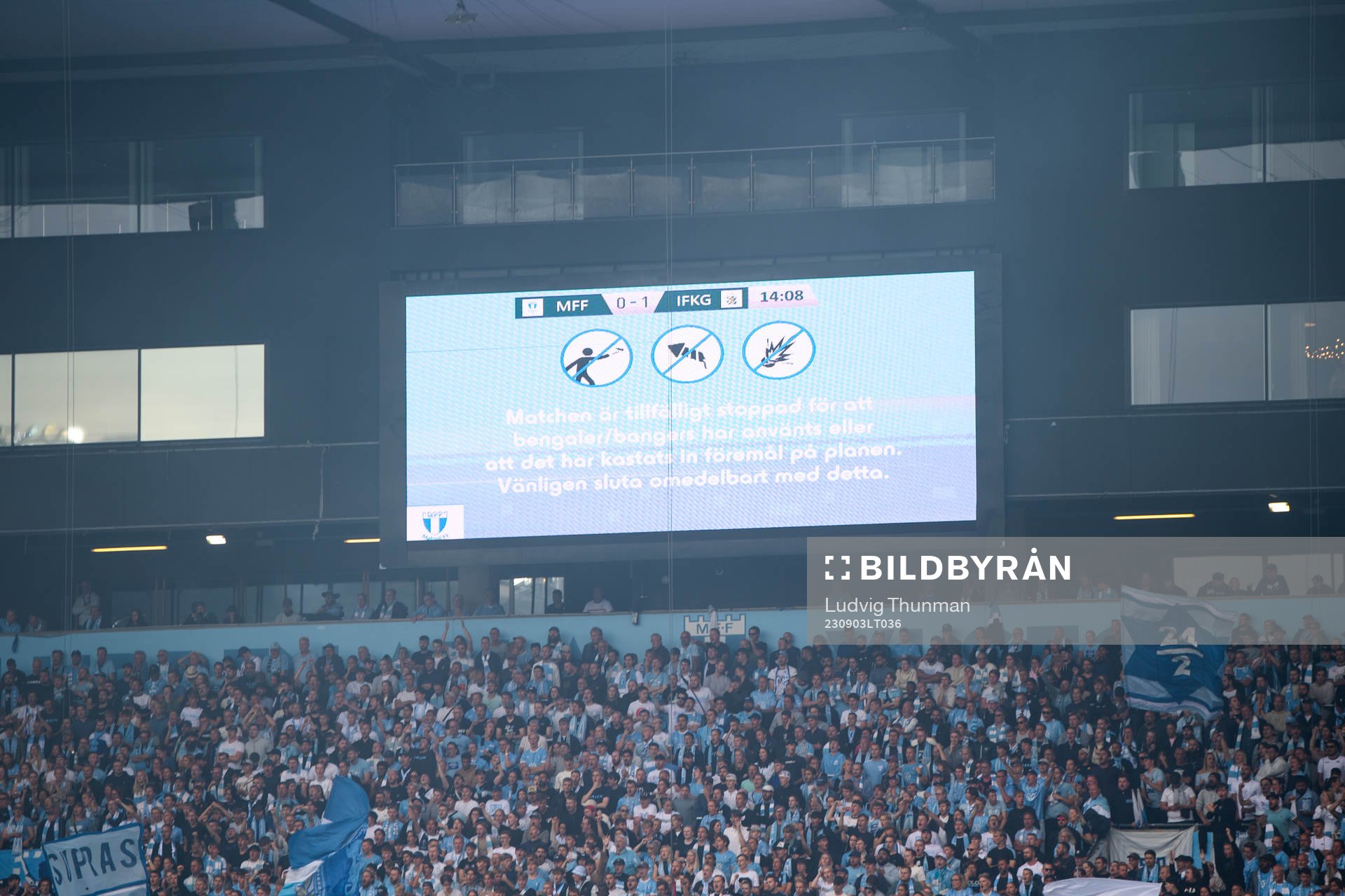Skylt med info om att matchen är stoppad på grund av