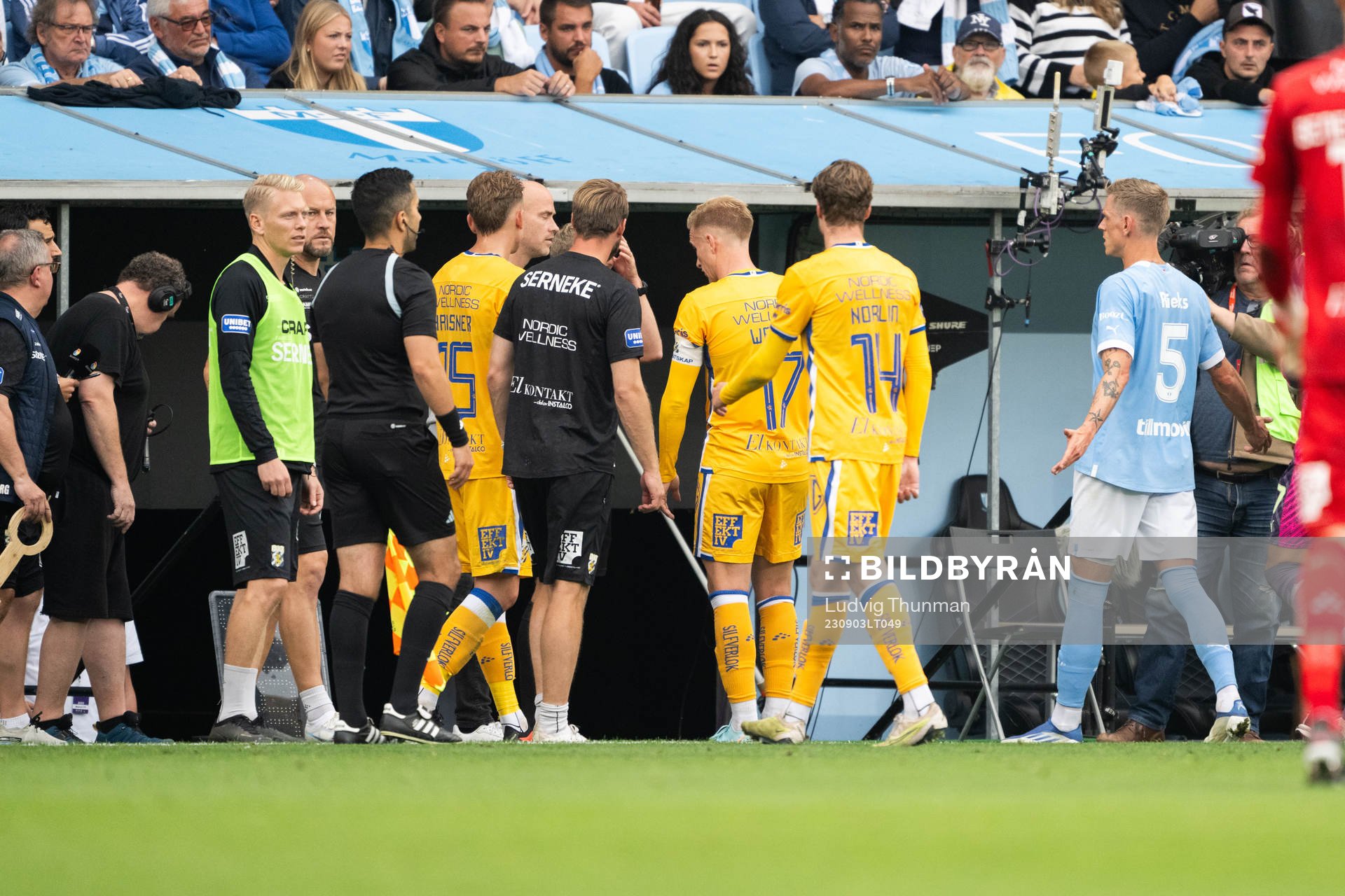 Spelarna lämnar planen på grund av inkastade föremål