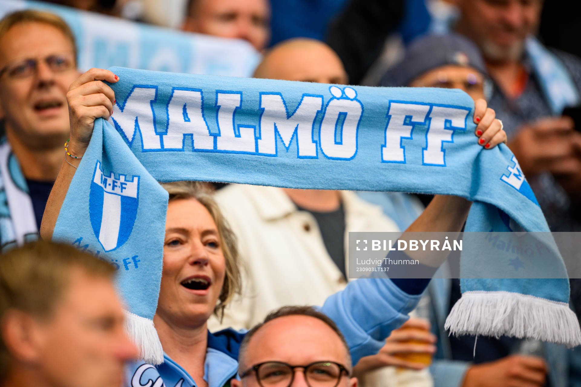 En kvinna med malmö FFs halsduk