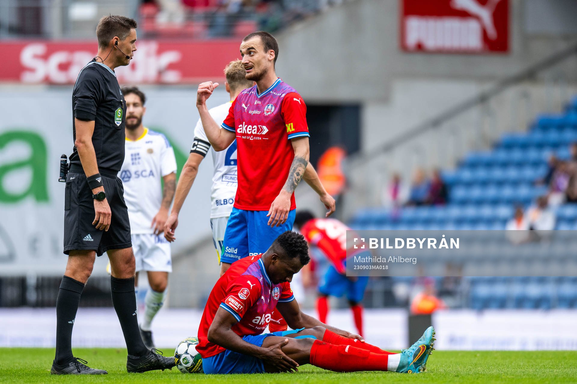 Domare Magnus Lindgren och Helsingborgs Amar Muhsin
