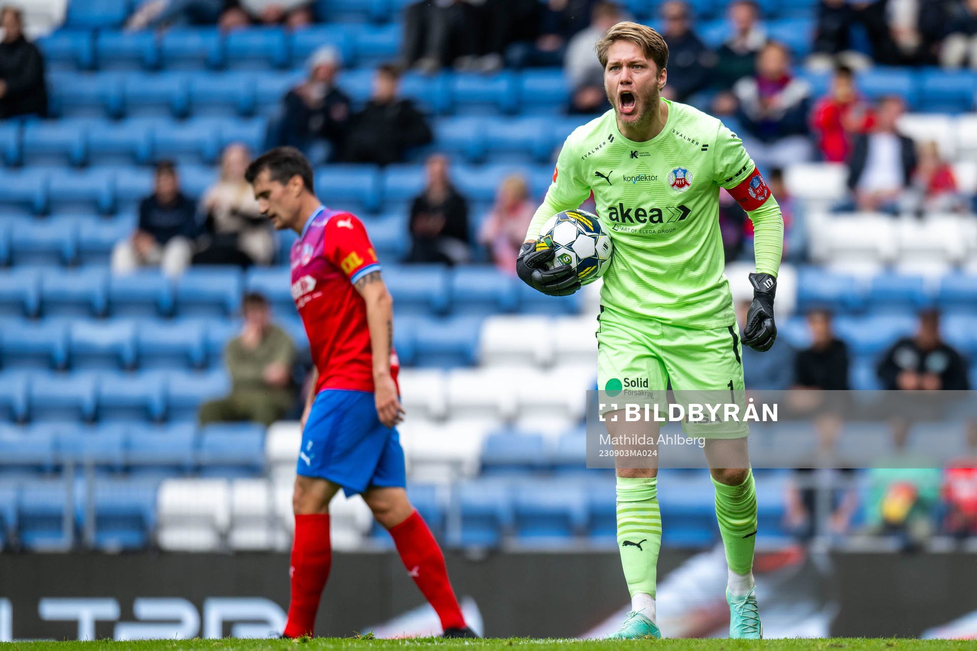 Helsingborgs målvakt Kalle Joelsson reagerar