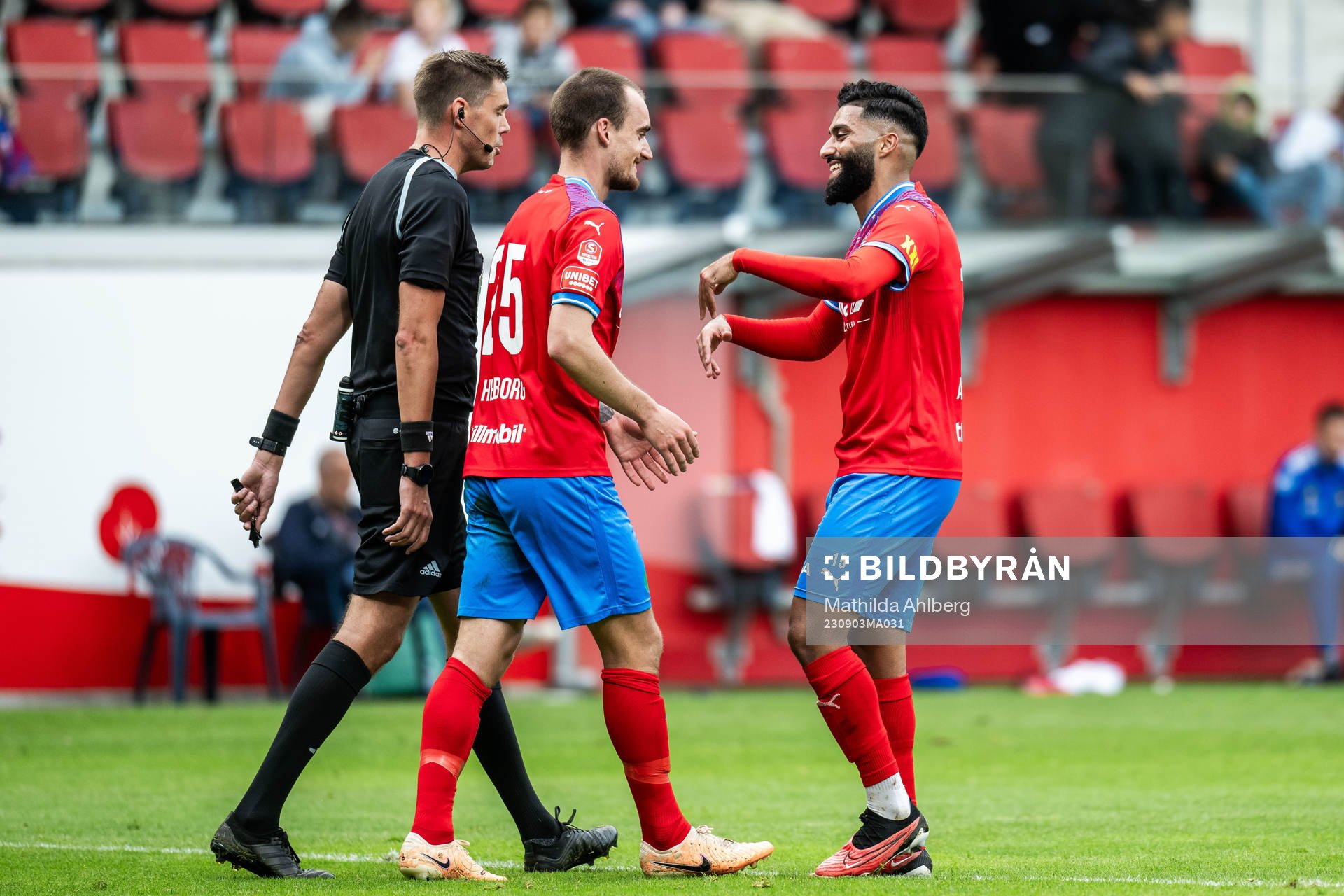 Helsingborgs Adam Hellborg jublar med Amin Al-Hamawi