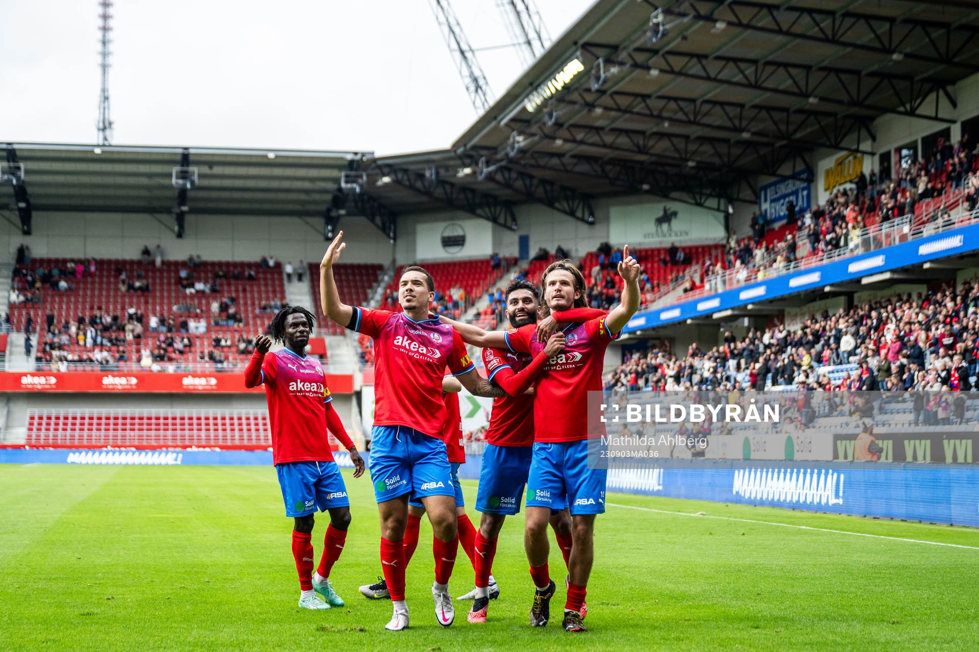 Helsingborgs Wilhelm Loeper  jublar med Cole Alexander och