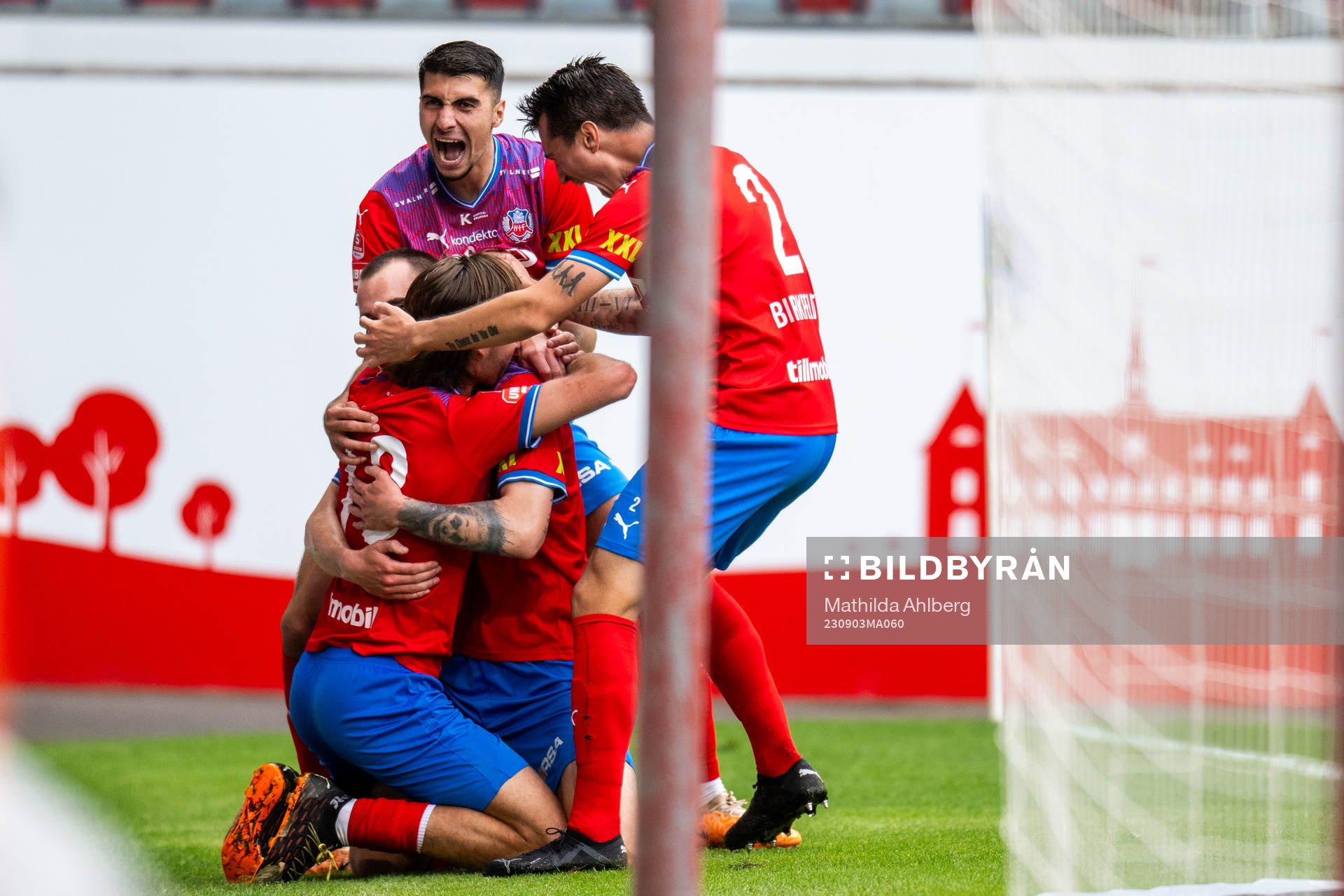 Helsingborgs Amar Muhsin och Jon Birkfeldt jublar