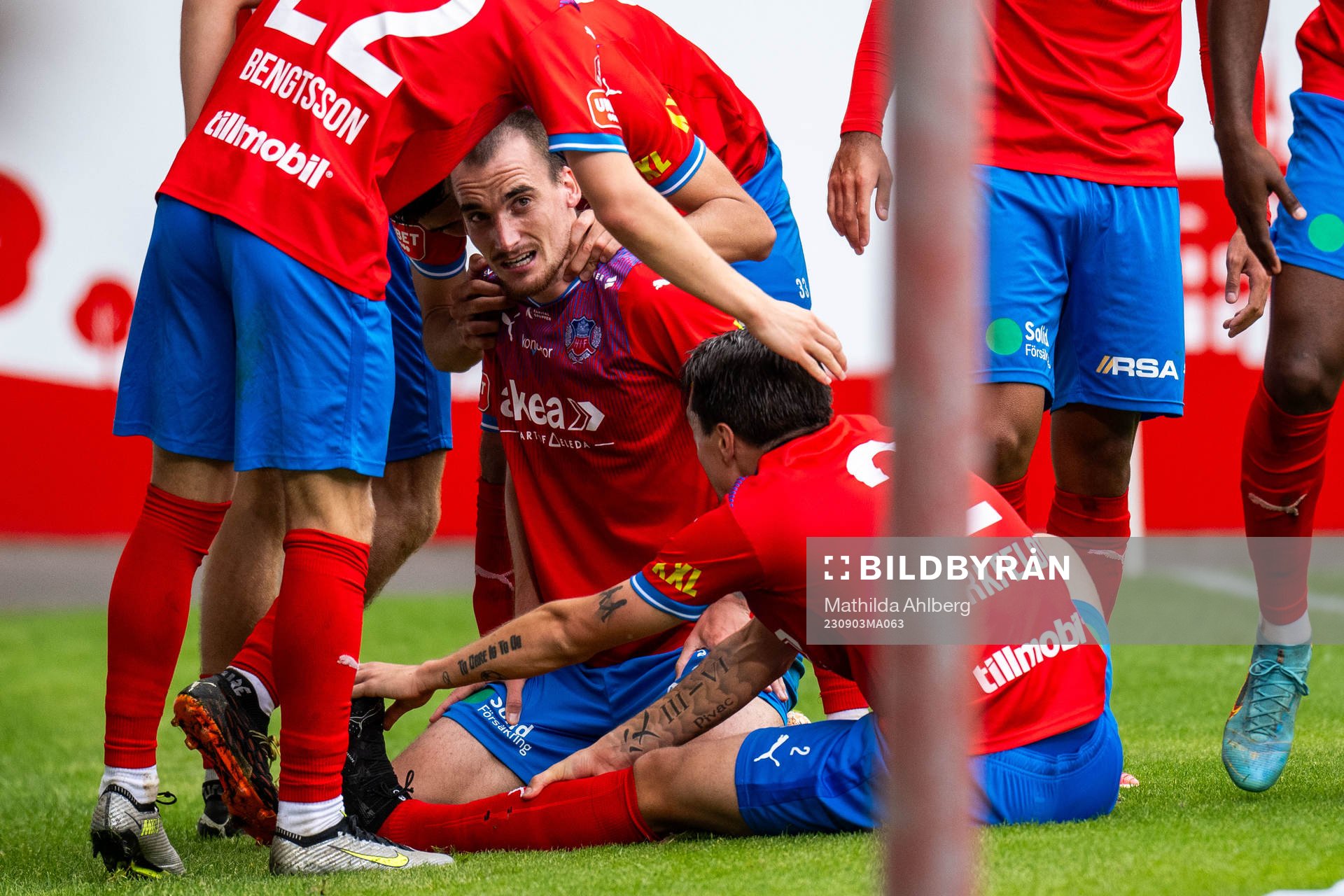 Helsingborgs Adam Hellborg kramas om av lagkamrater