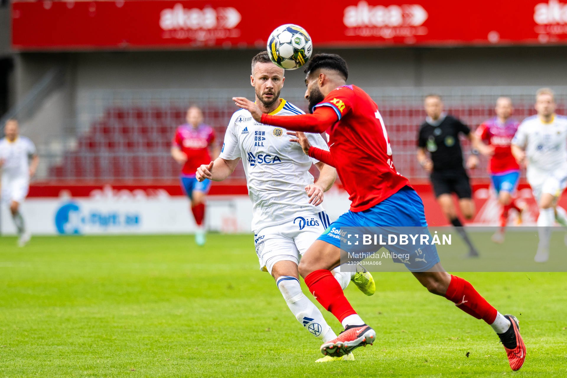GIF Sundsvalls Robert Lundström och Helsingborgs Amin Al-Hamawi under fotbollsmatchen i Superettan mellan Helsingborg och GIF Sundsvall den 3 september 2023 i Helsingborg. 
