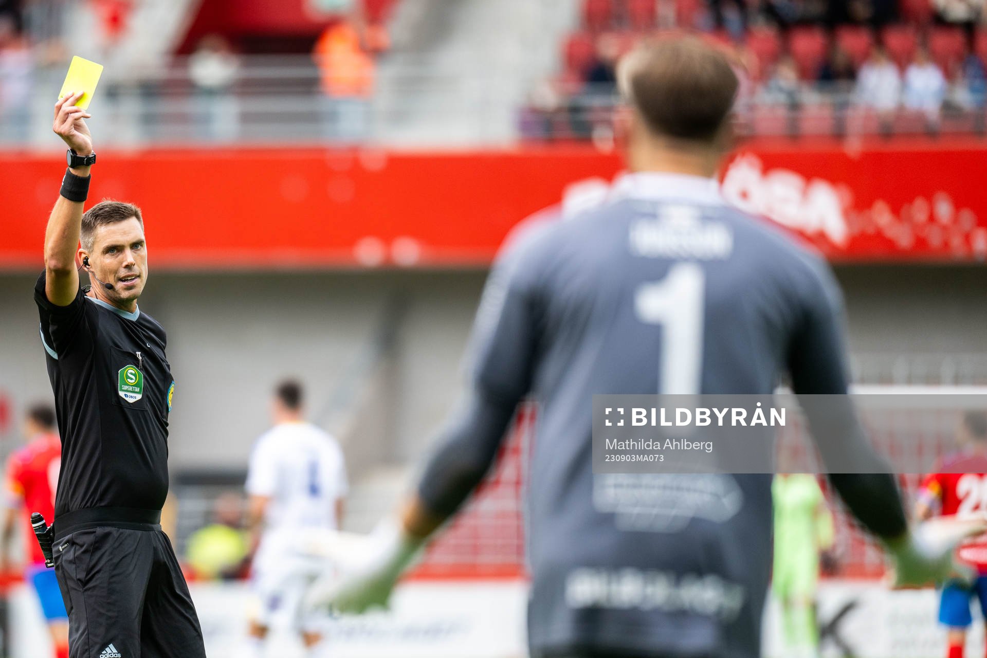 Domare Magnus Lindgren tilldelar GIF Sundsvalls målvakt