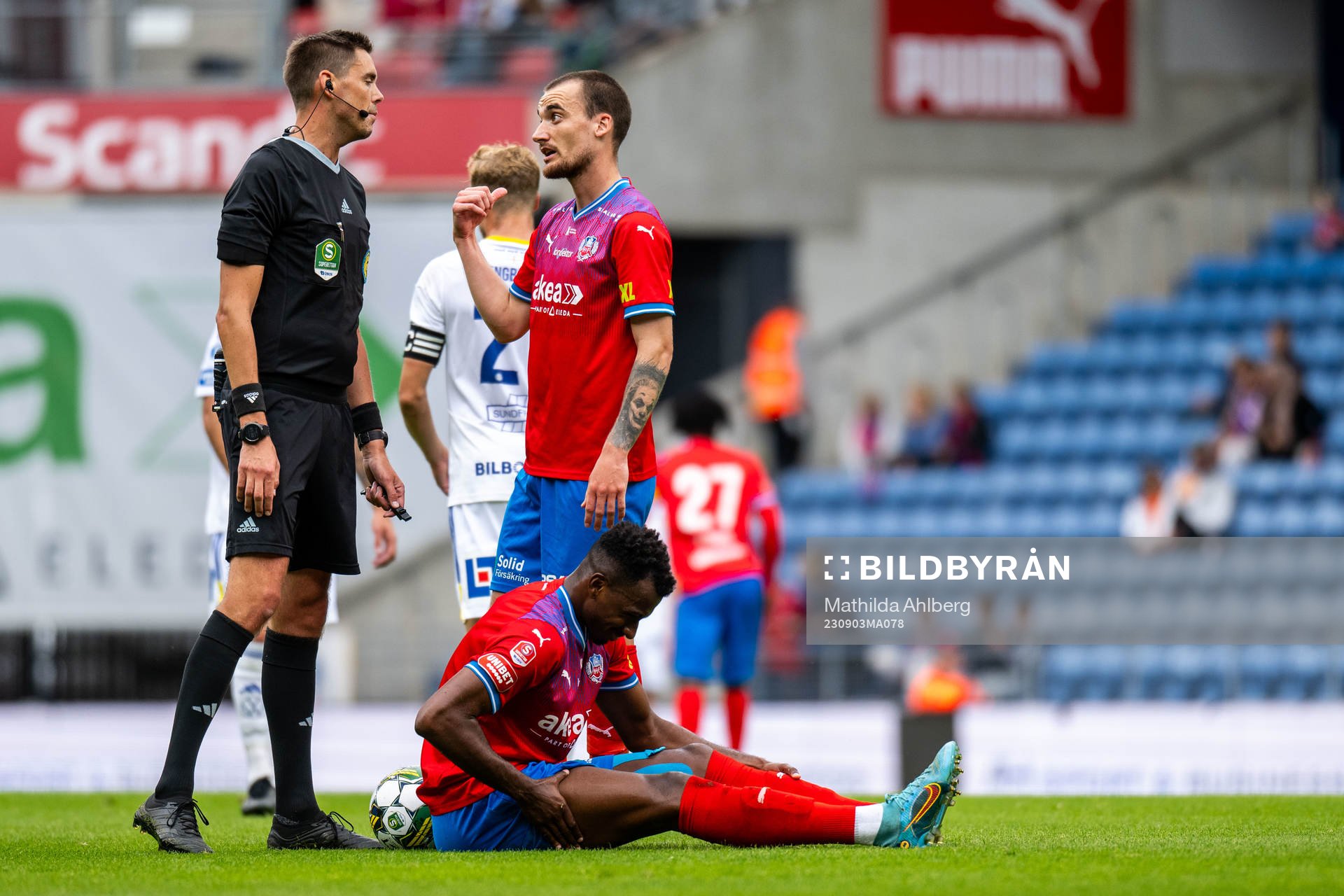 Domare Magnus Lindgren och Helsingborgs Adam Hellborg