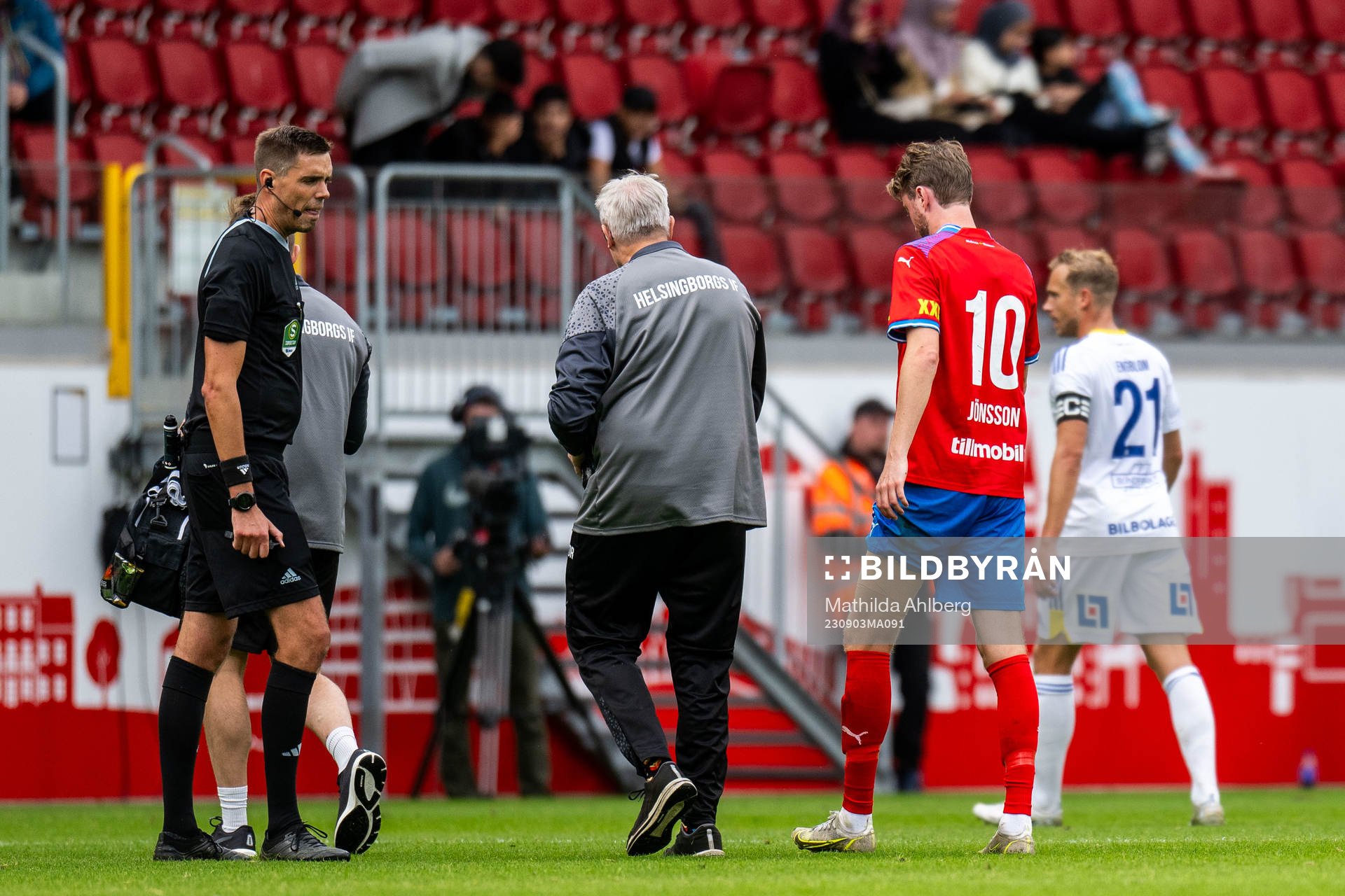 Helsingborgs Rasmus Jönsson lämnar plan