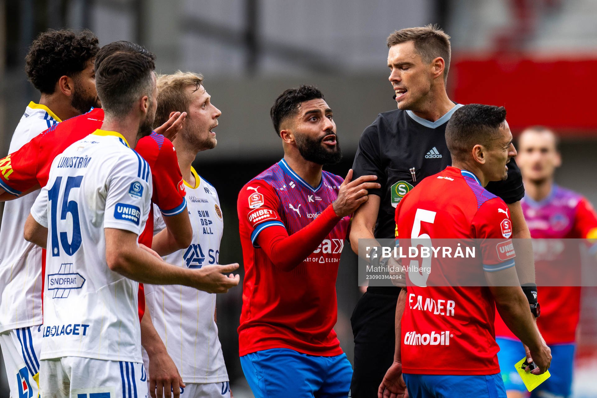 Helsingborgs Amin Al-Hamawi i diskussion med domare Magnus