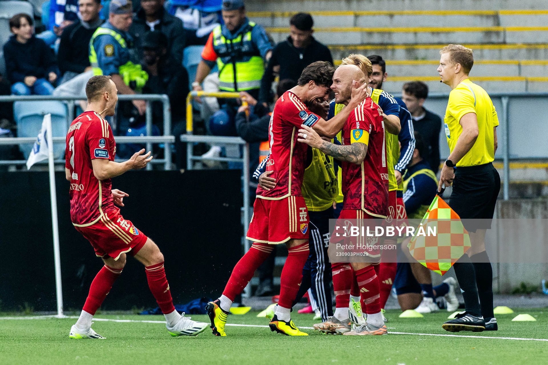 Djurgårdens Magnus Eriksson jublar med lagkamrater