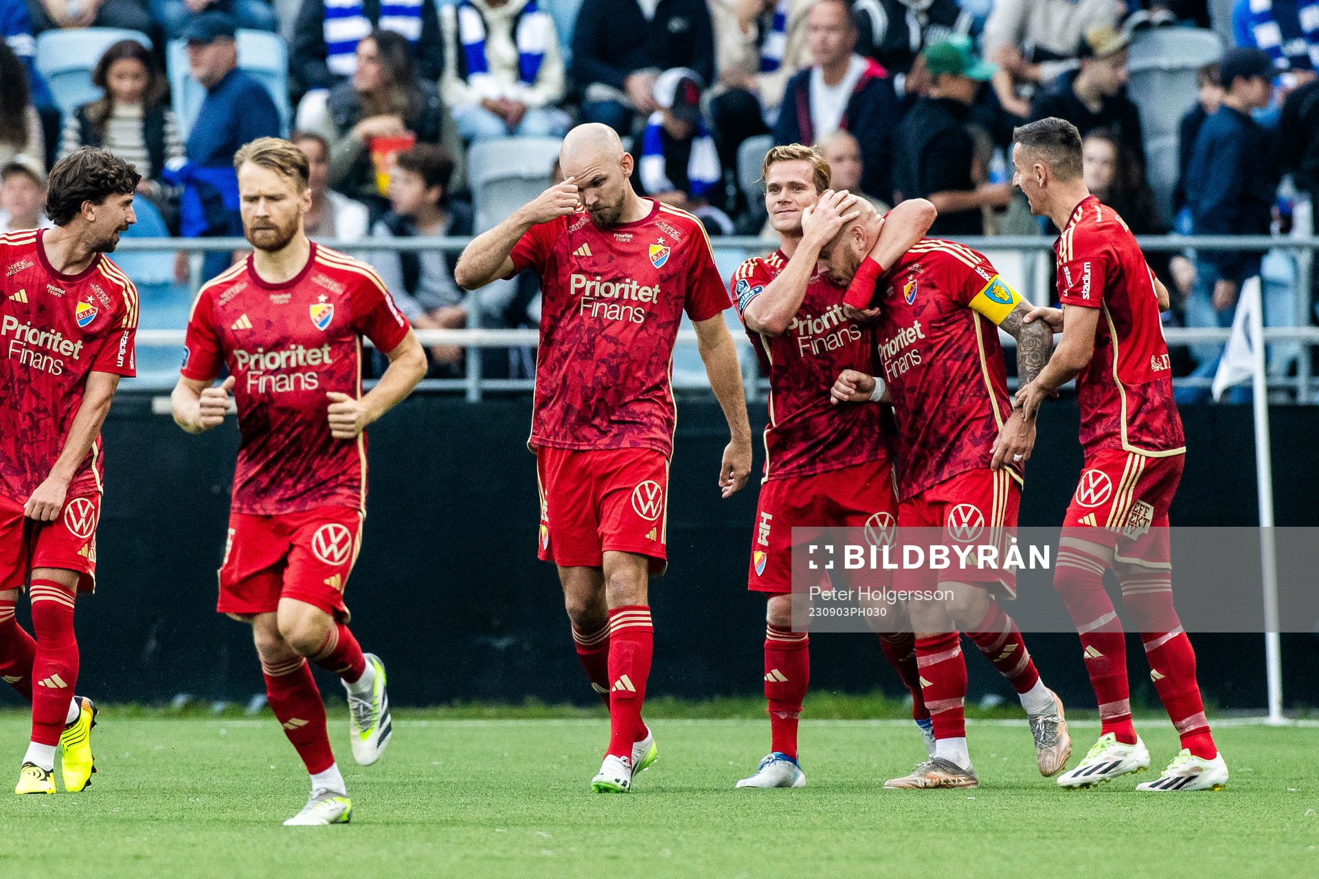 Djurgårdens Magnus Eriksson jublar med lagkamrater