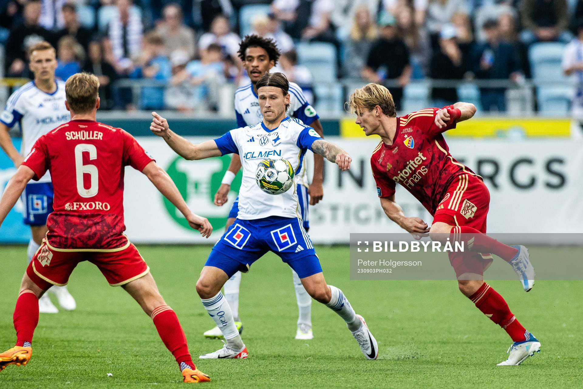 IFK Norrköpings Arnor Traustason och Djurgårdens Hampus Finndell under fotbollsmatchen i Allsvenskan mellan IFK Norrköping och Djurgården den 3 september 2023 i Norrköping.