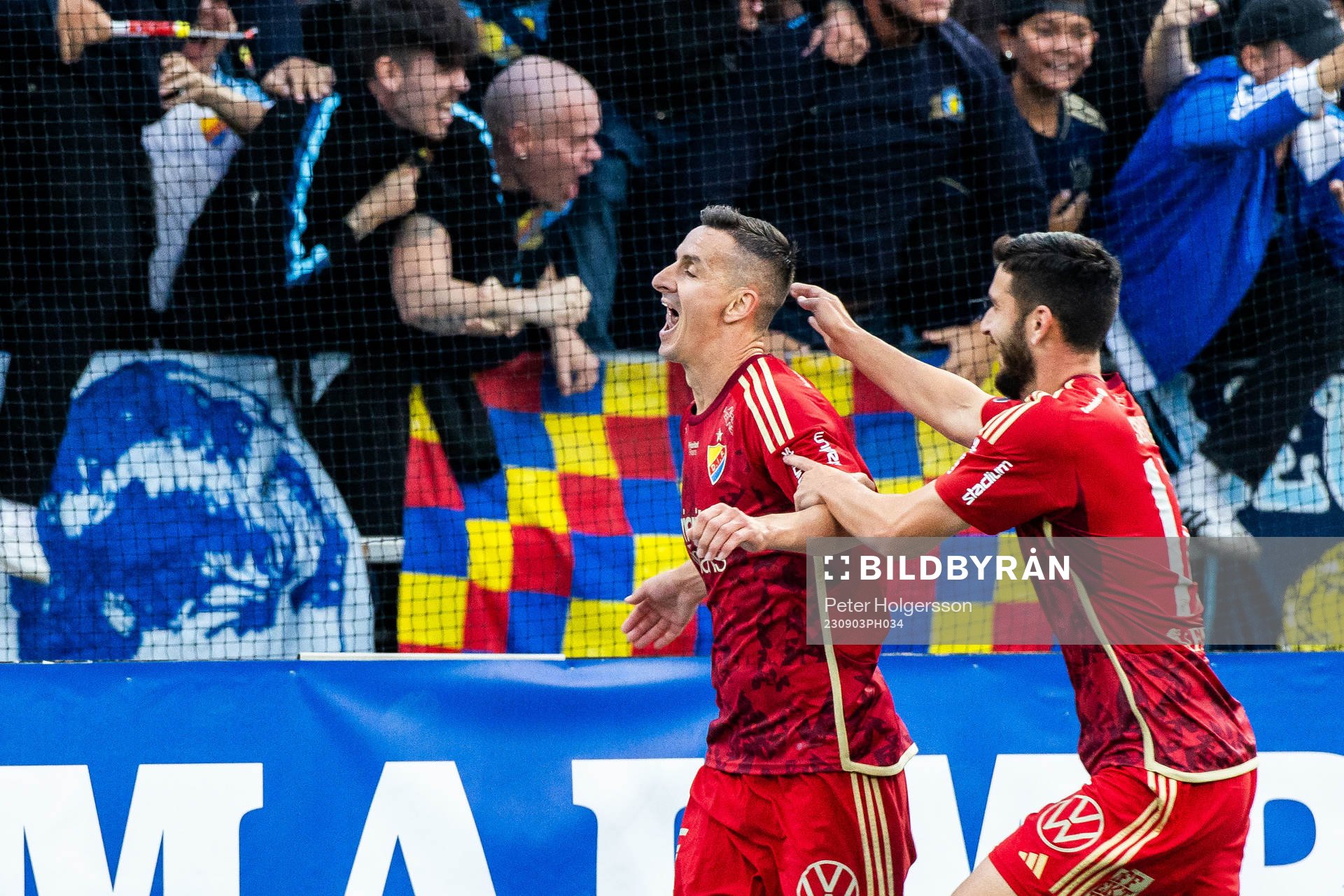 Djurgårdens Haris Radetinac jublar med Besard Sabovic efter 0-2 under fotbollsmatchen i Allsvenskan mellan IFK Norrköping och Djurgården den 3 september 2023 i Norrköping.