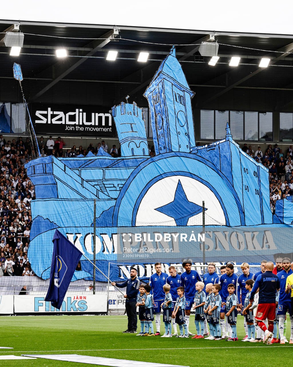 Lagen ställer upp hitom tifo på Curva Nordahl under fotbollsmatchen i Allsvenskan mellan IFK Norrköping och Djurgården den 3 september 2023 i Norrköping.