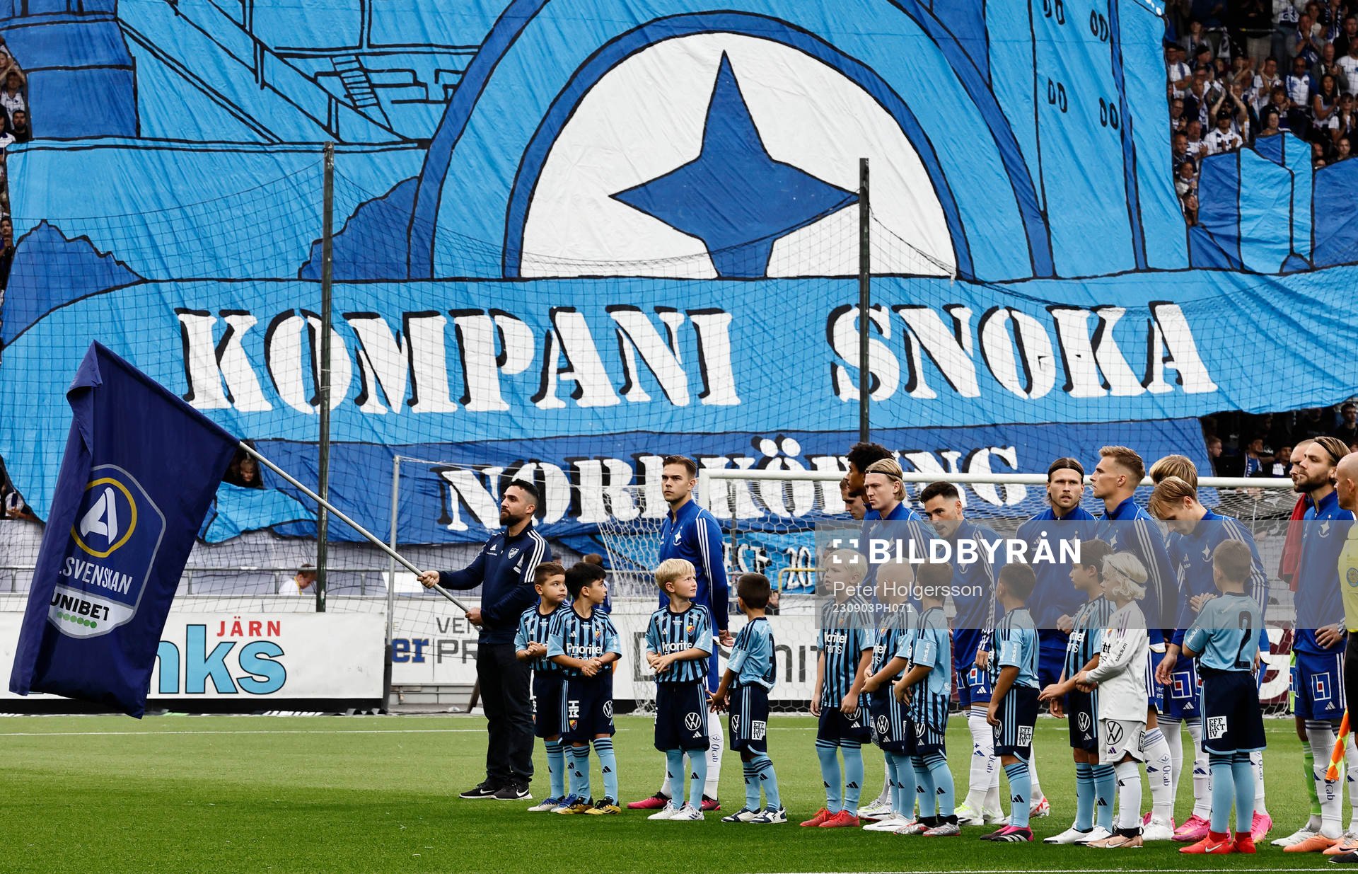 Lagen ställer upp hitom tifo på Curva Nordahl under fotbollsmatchen i Allsvenskan mellan IFK Norrköping och Djurgården den 3 september 2023 i Norrköping.