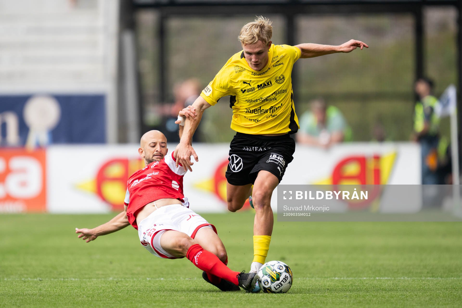 Kalmars  Robert Gojani och Mjällbys Max Fenger