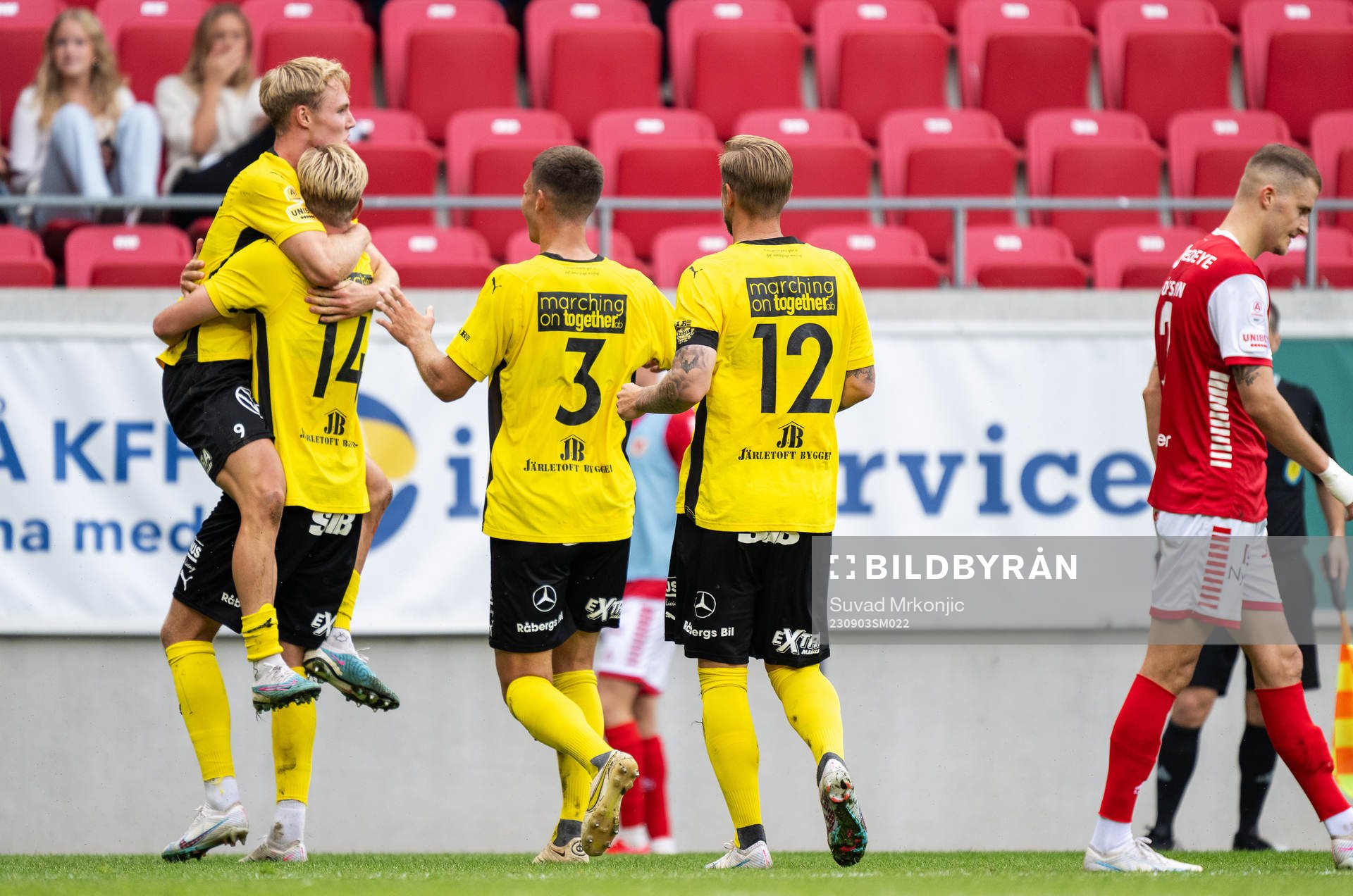 Mjällbys Max Fenger jublar med lagkamrater efter efter 0-2 under fotbollsmatchen i Allsvenskan mellan Kalmar och Mjällby den 3 september 2023 i Kalmar.