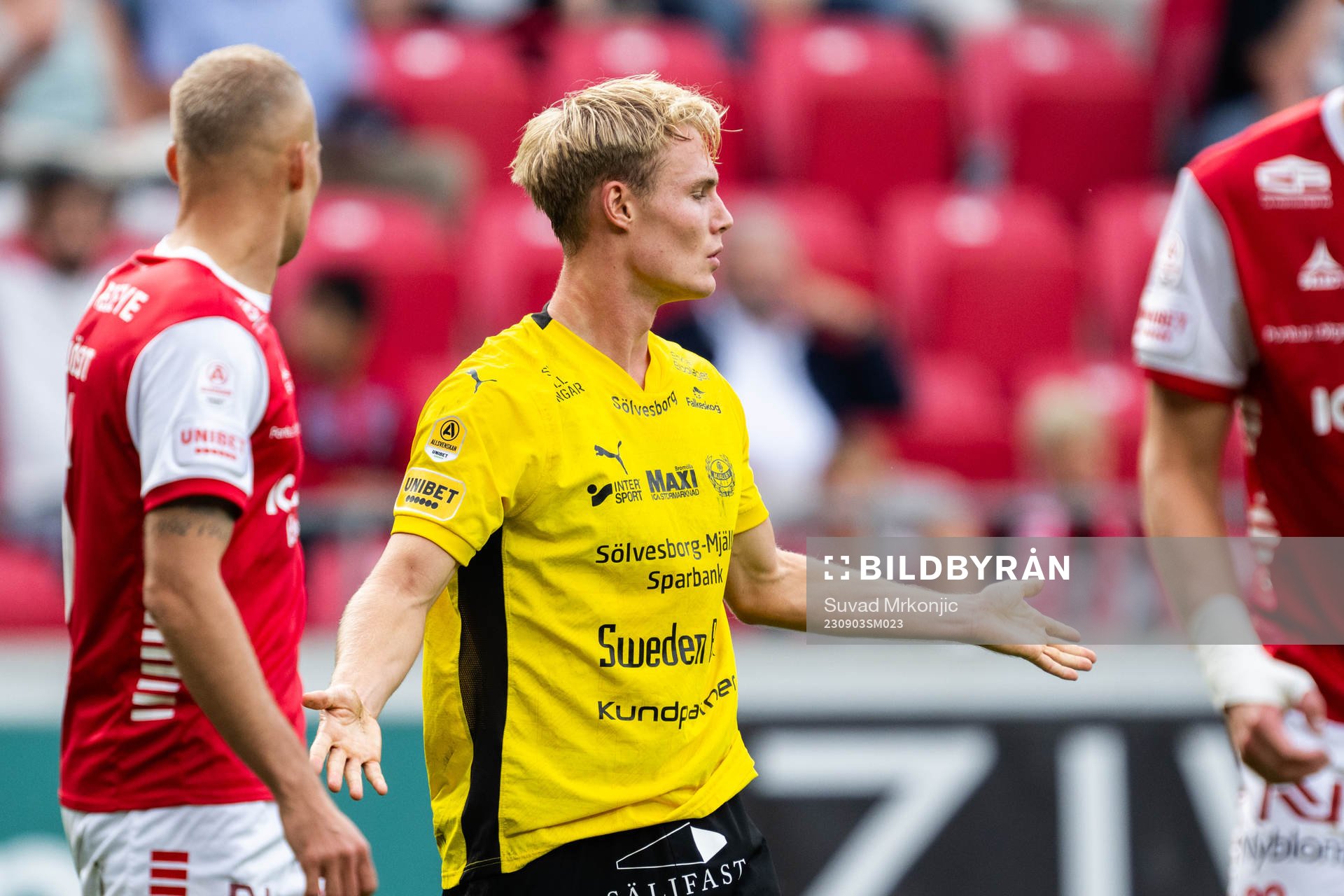Mjällbys Max Fenger jublar efter 0-2 fotbollsmatchen i Allsvenskan mellan Kalmar och Mjällby den 3 september 2023 i Kalmar. 