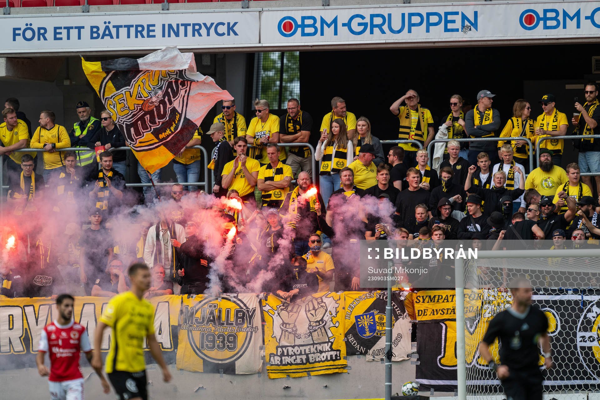 Mjällbys supportrar tänder bengaler